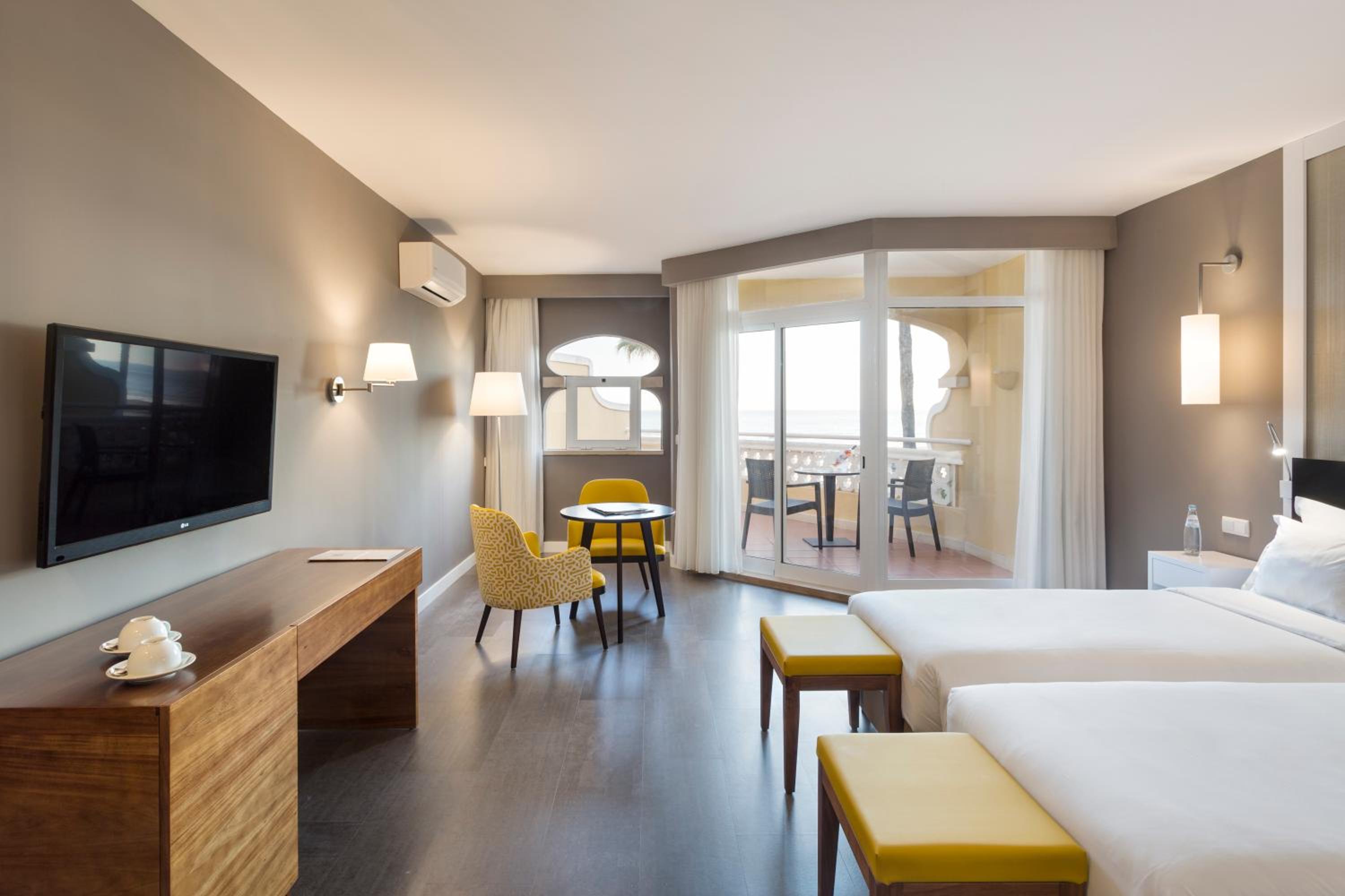 Double or Twin Room with Frontal Sea View - Photo 7