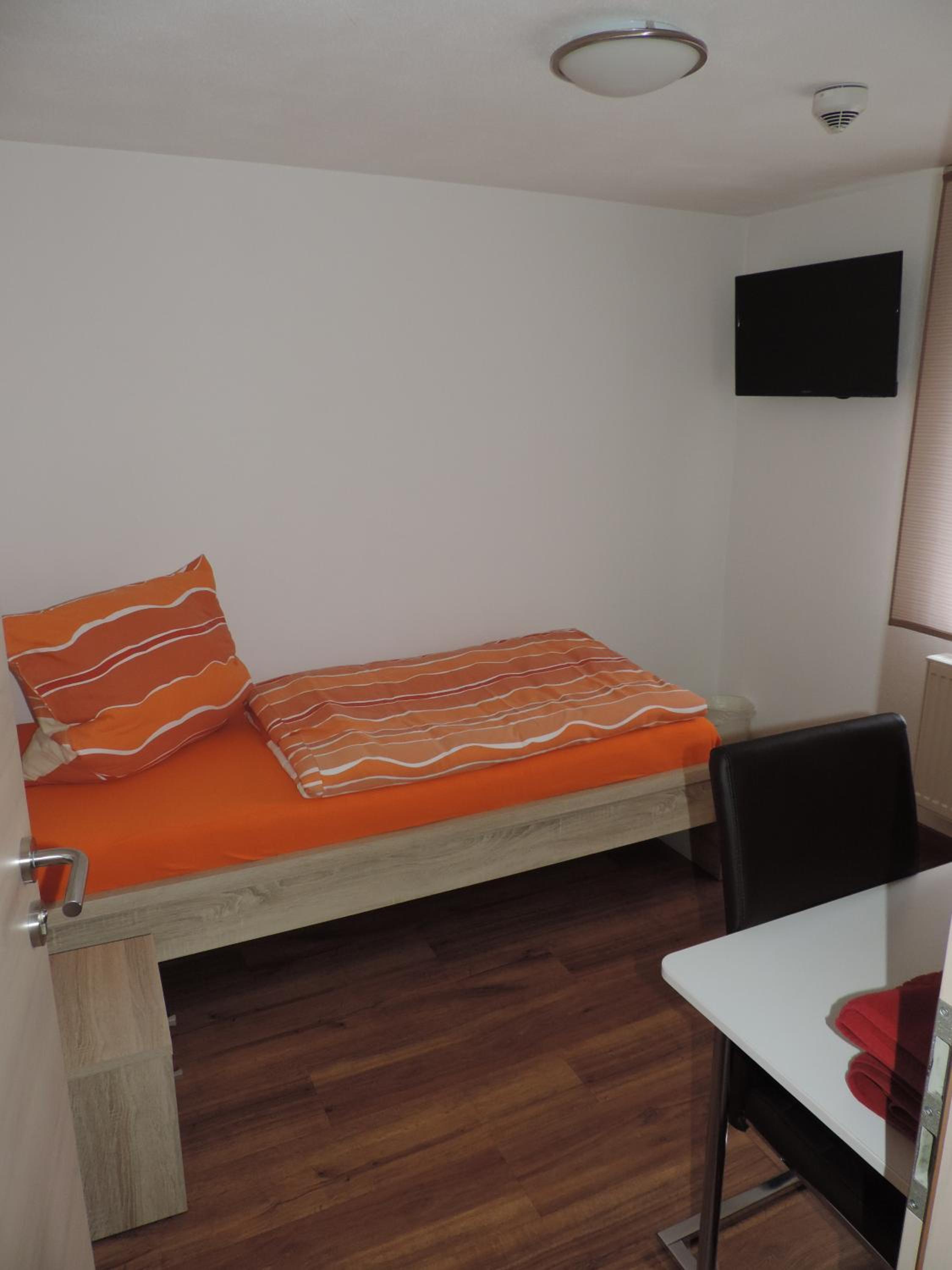 Single Room with Shared Shower and Toilet photo 1