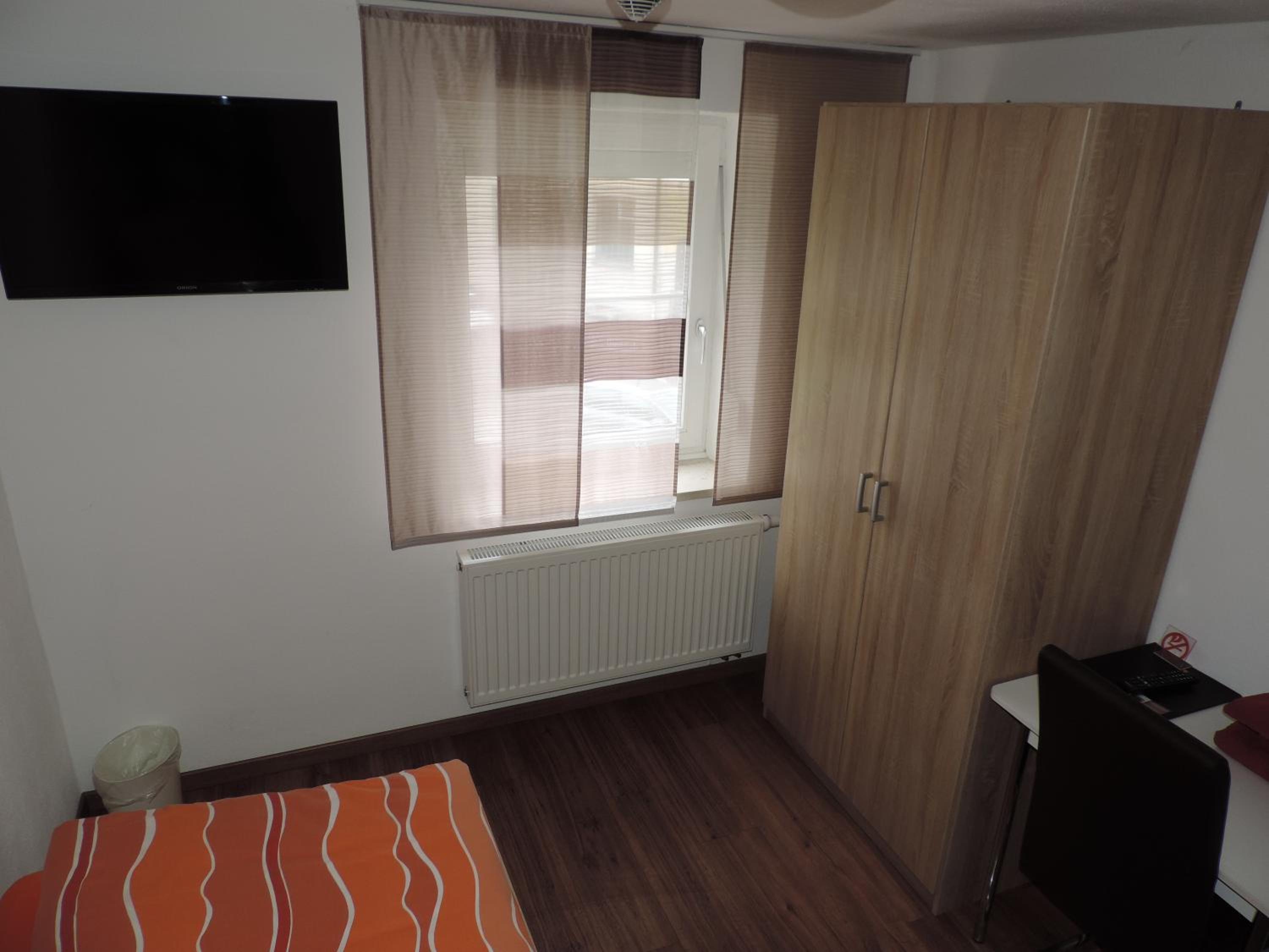 Single Room with Shared Shower and Toilet photo 2