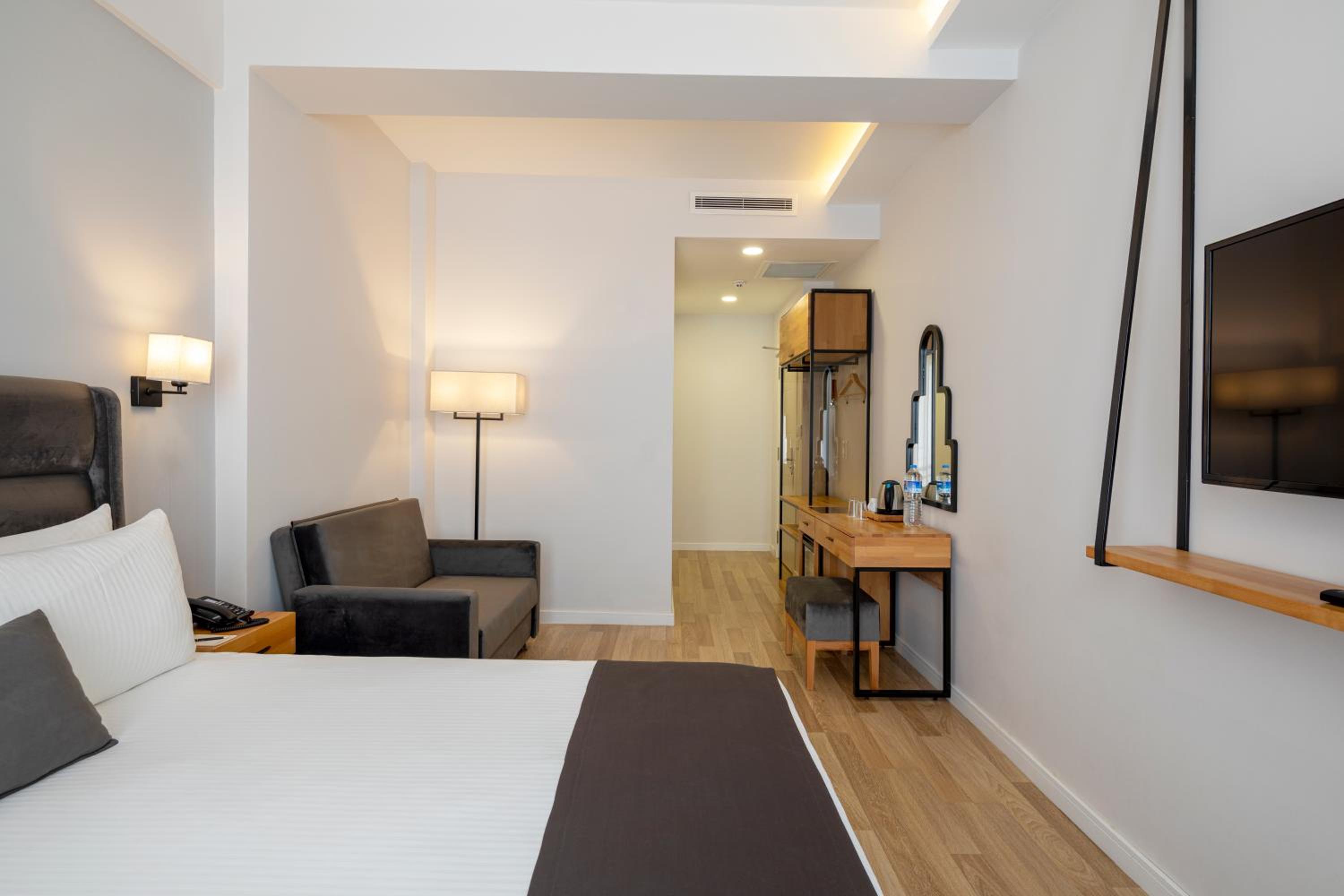 Deluxe Triple Room with Sea View photo 3