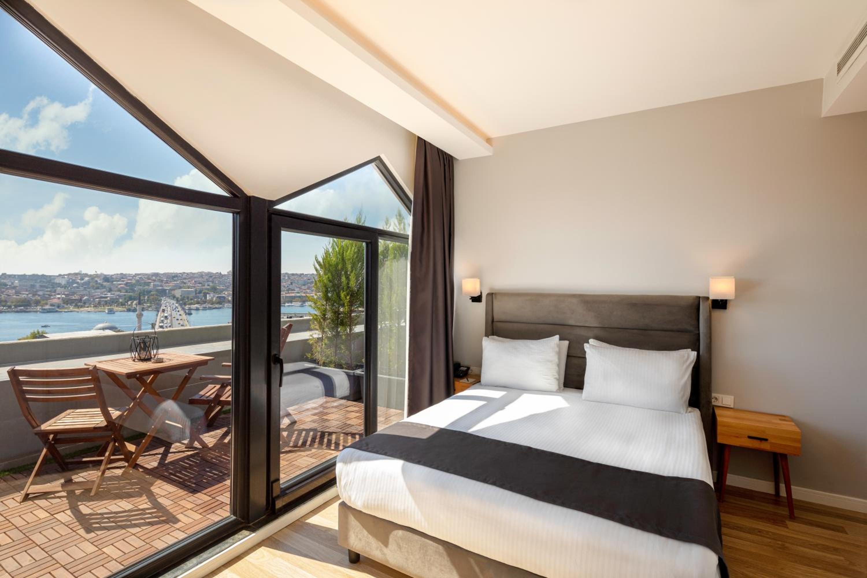 Deluxe Double Room with Balcony and Sea View photo 1