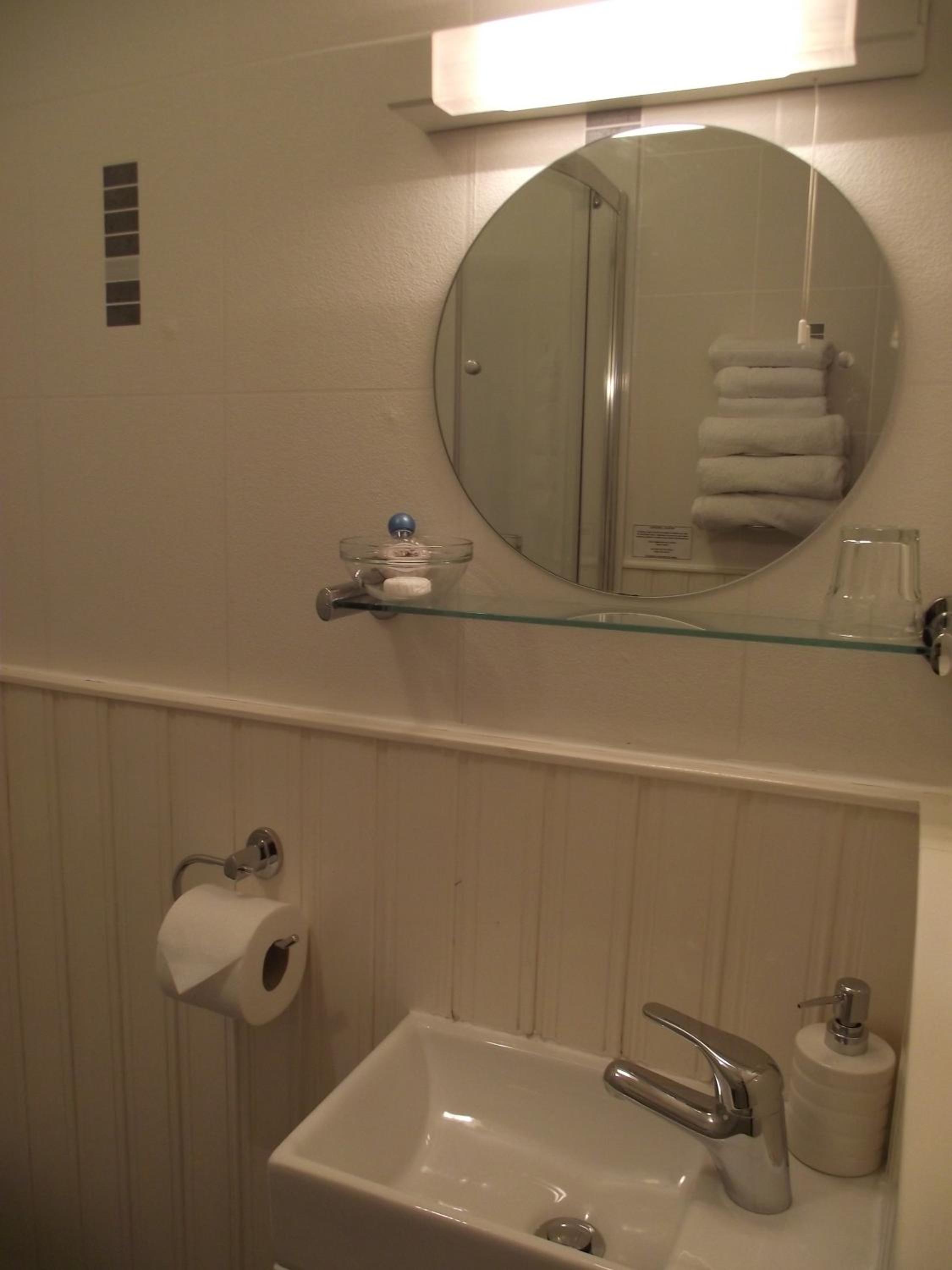 Family Room with Private Bathroom - Photo 18