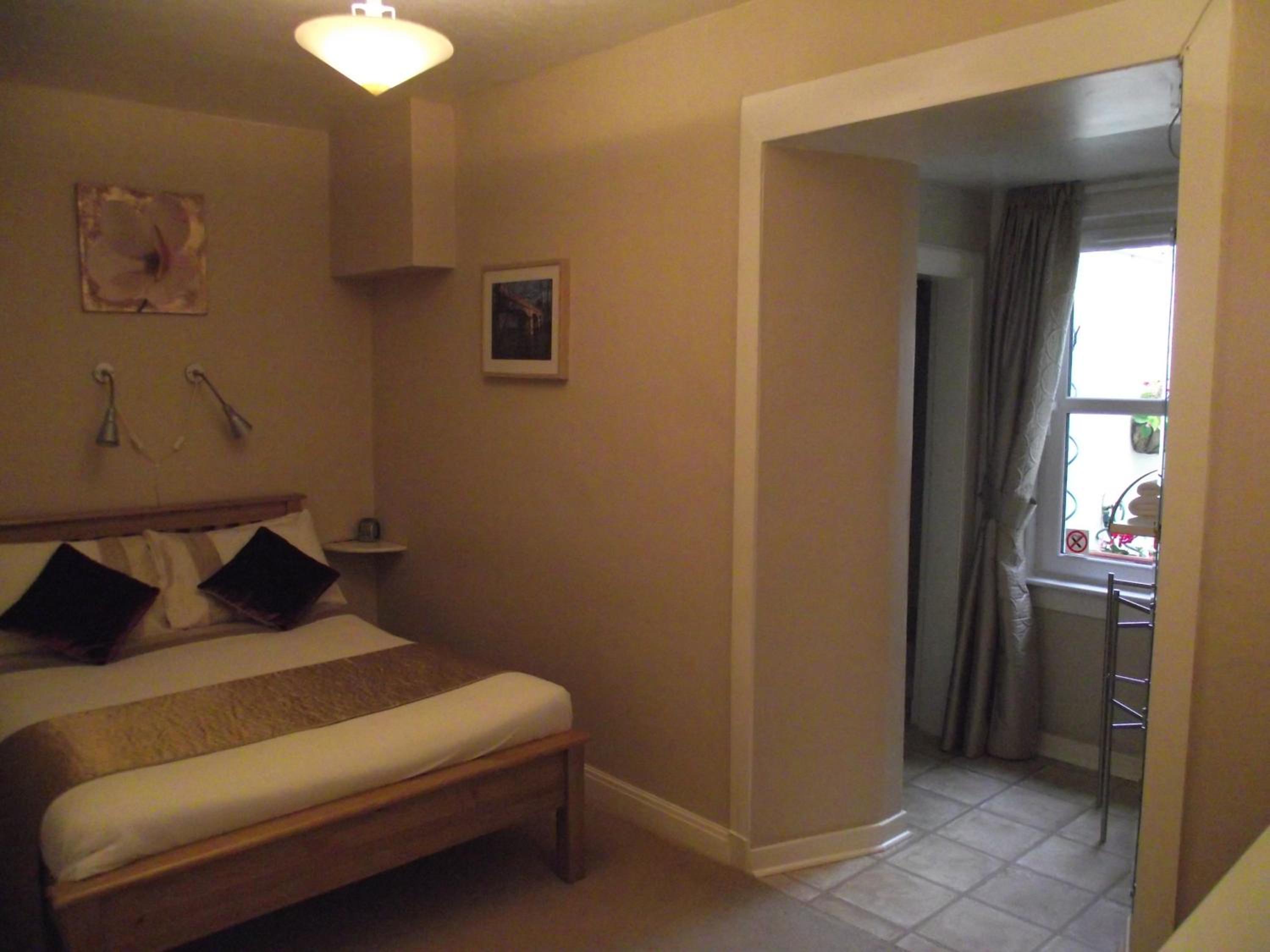 Double Room with Private Bathroom - Photo 15