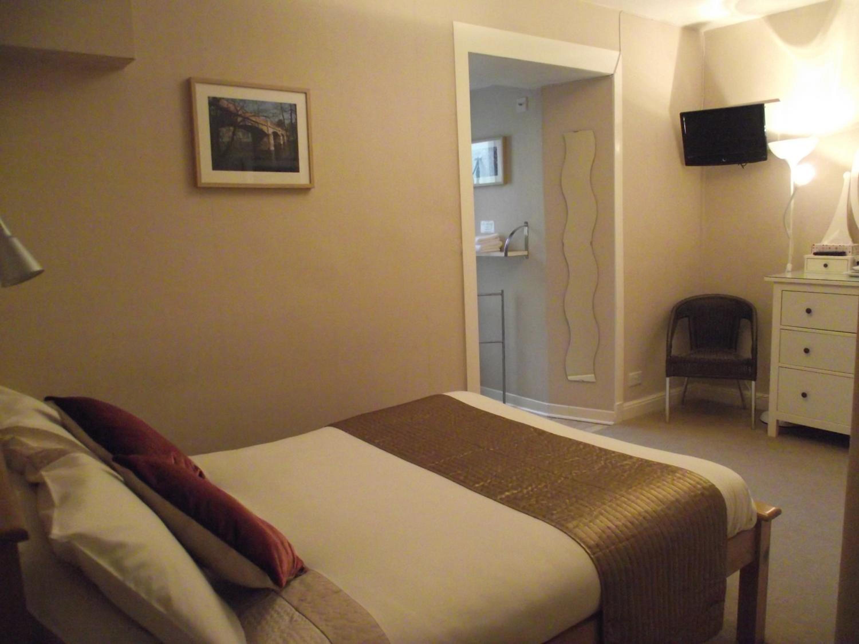Double Room with Private Bathroom - Photo 13