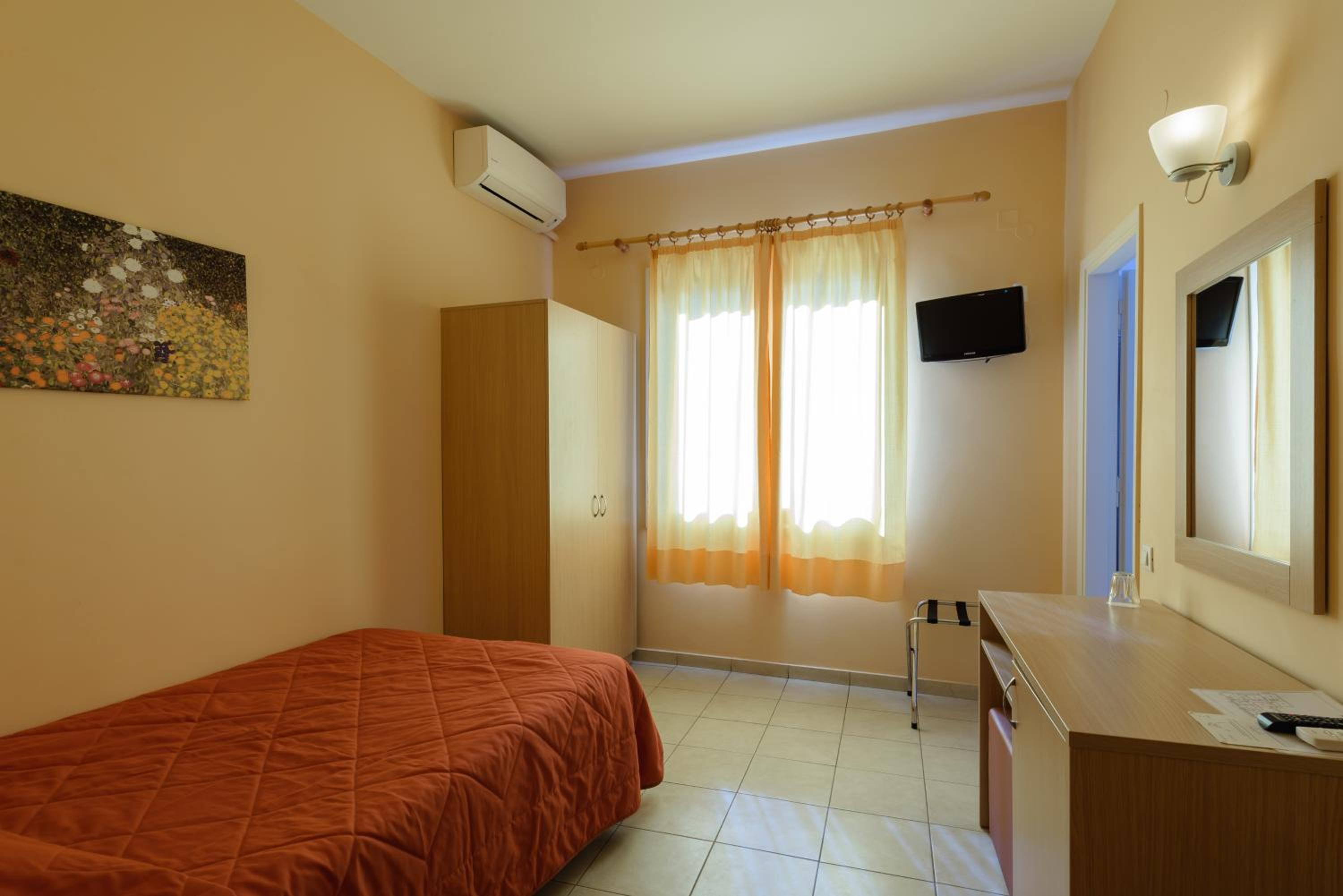Single Room photo 2
