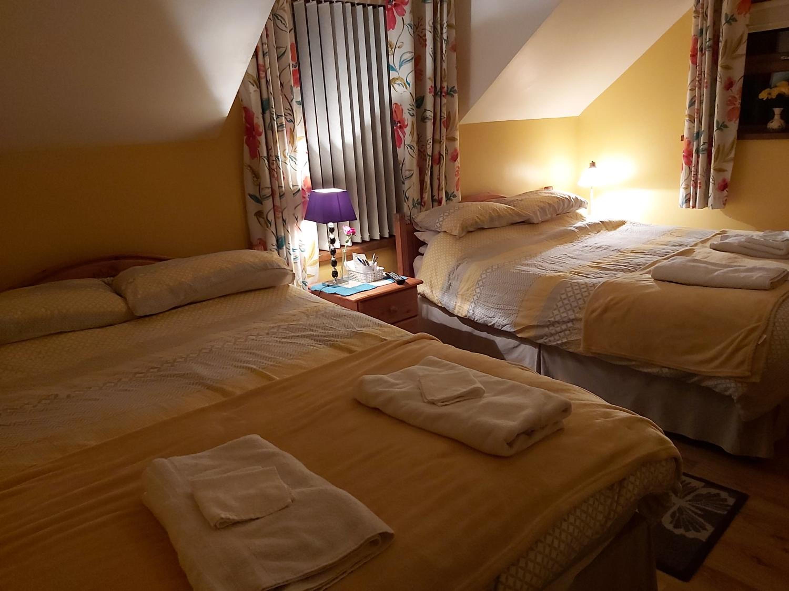 Double or Twin Room with Shared Bathroom photo 1