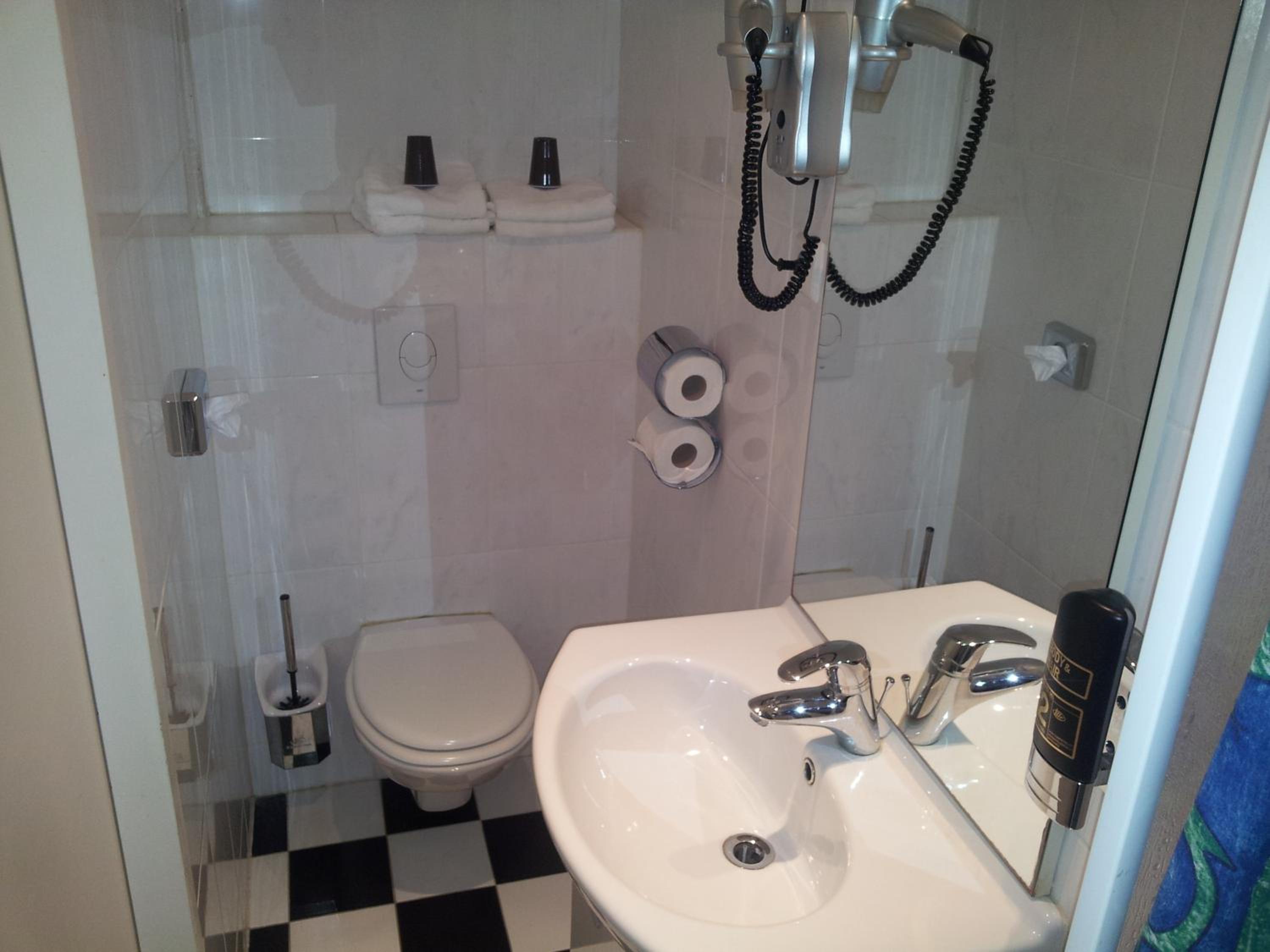 Budget Double Room - Photo 4