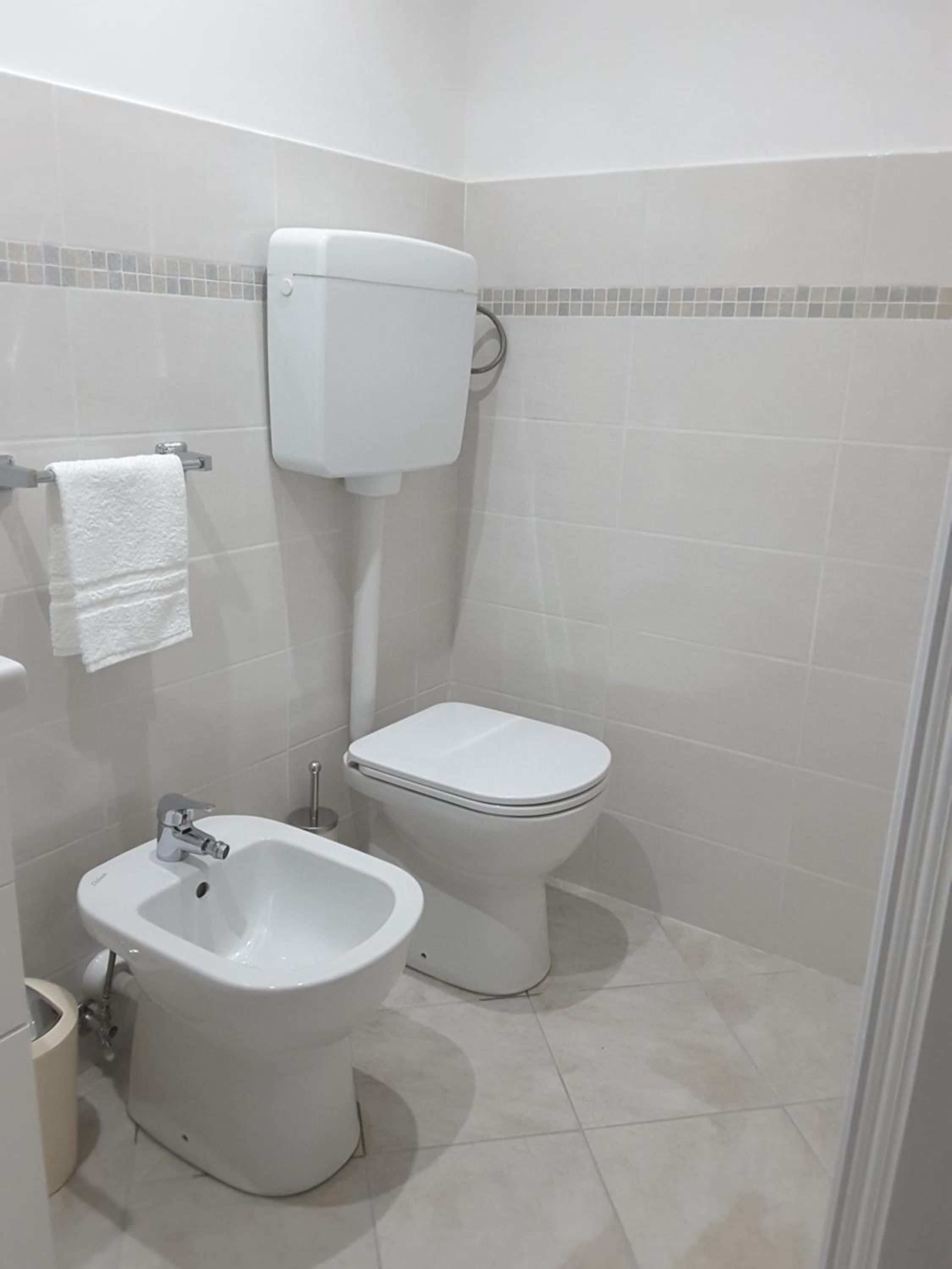 Double or Twin Room with Private Bathroom - Photo 10