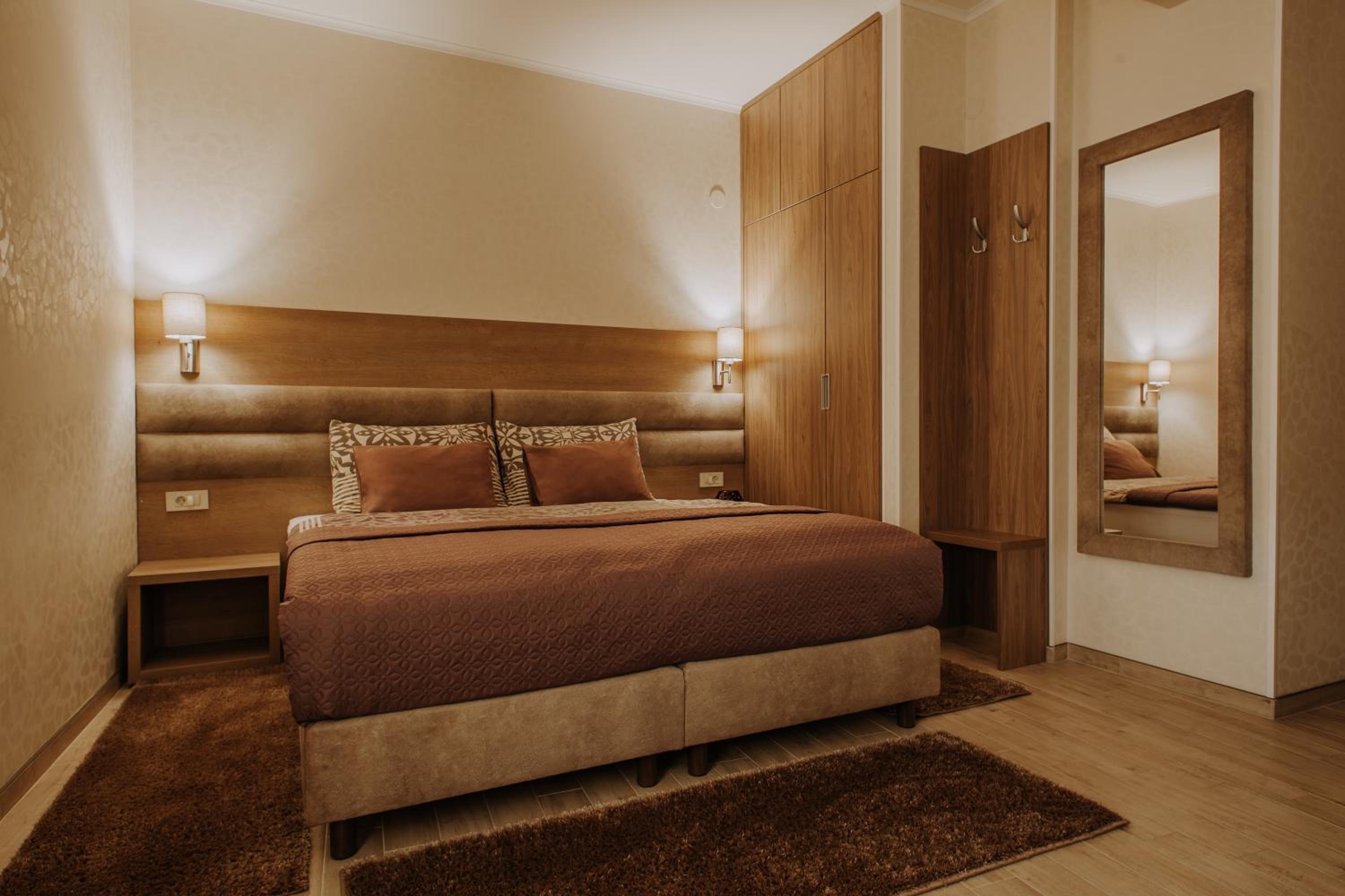 Standard Double or Twin Room - Photo 8