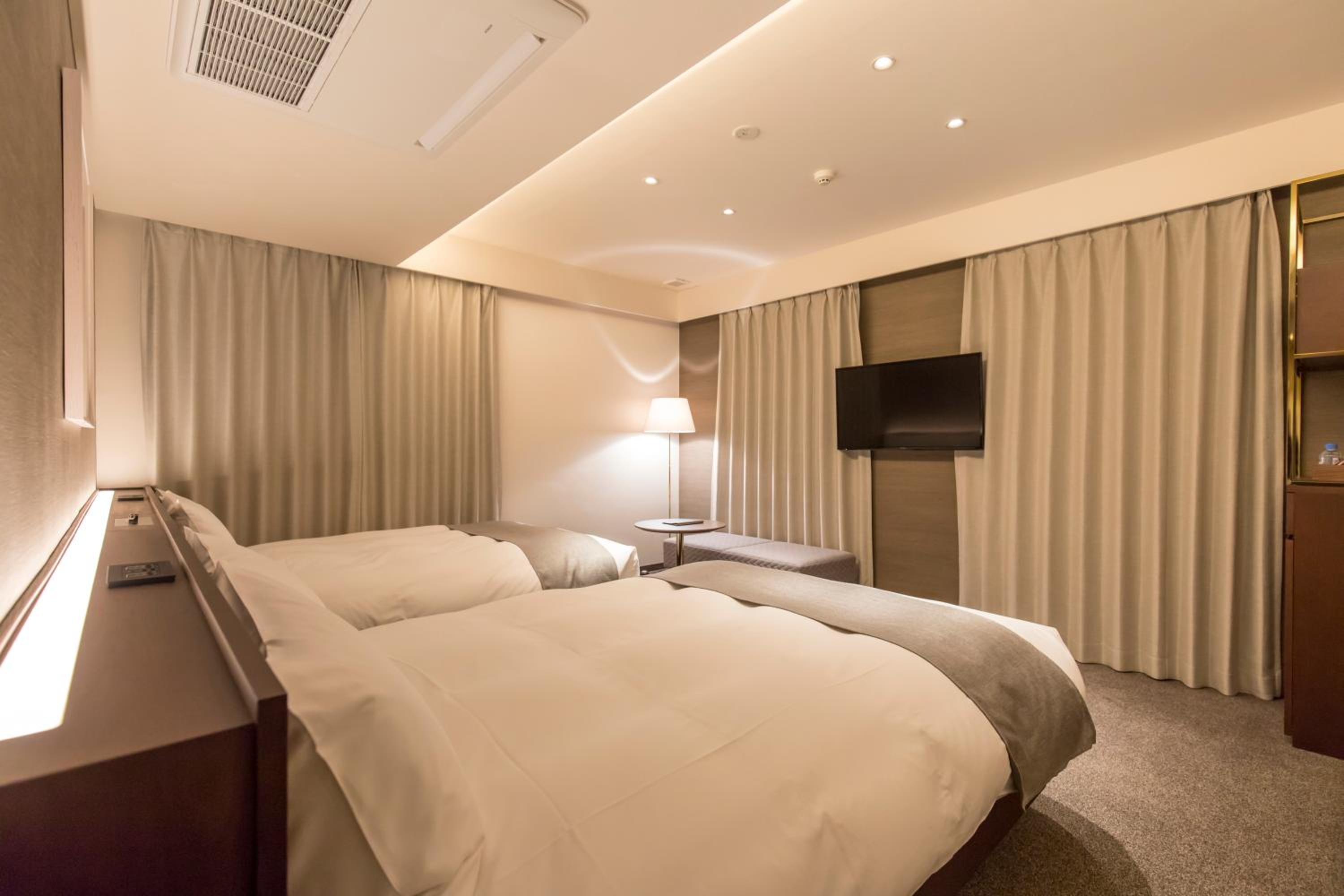 Twin Room with Private Bathroom - Photo 6