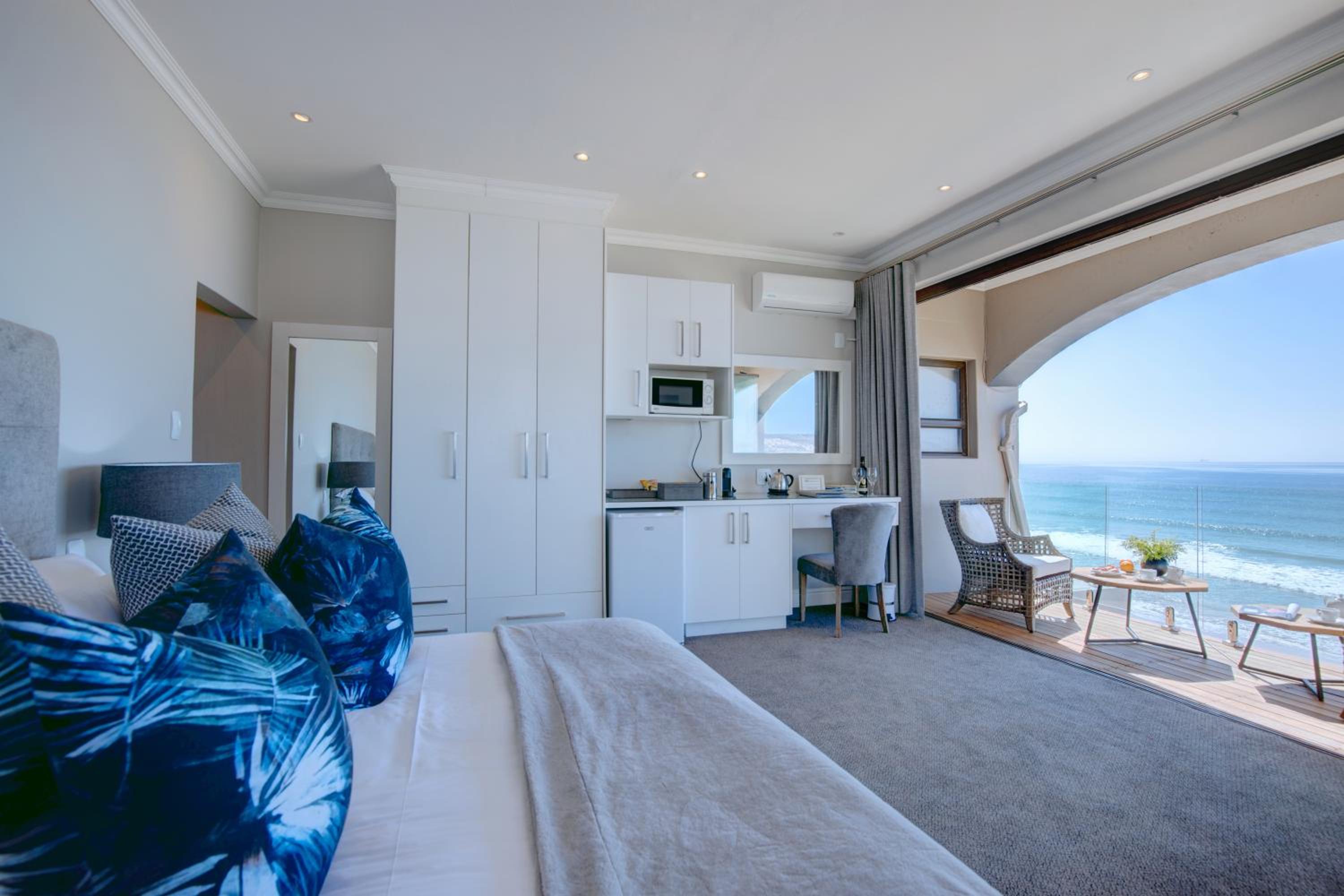 Superior Suite with Sea View - Photo 7