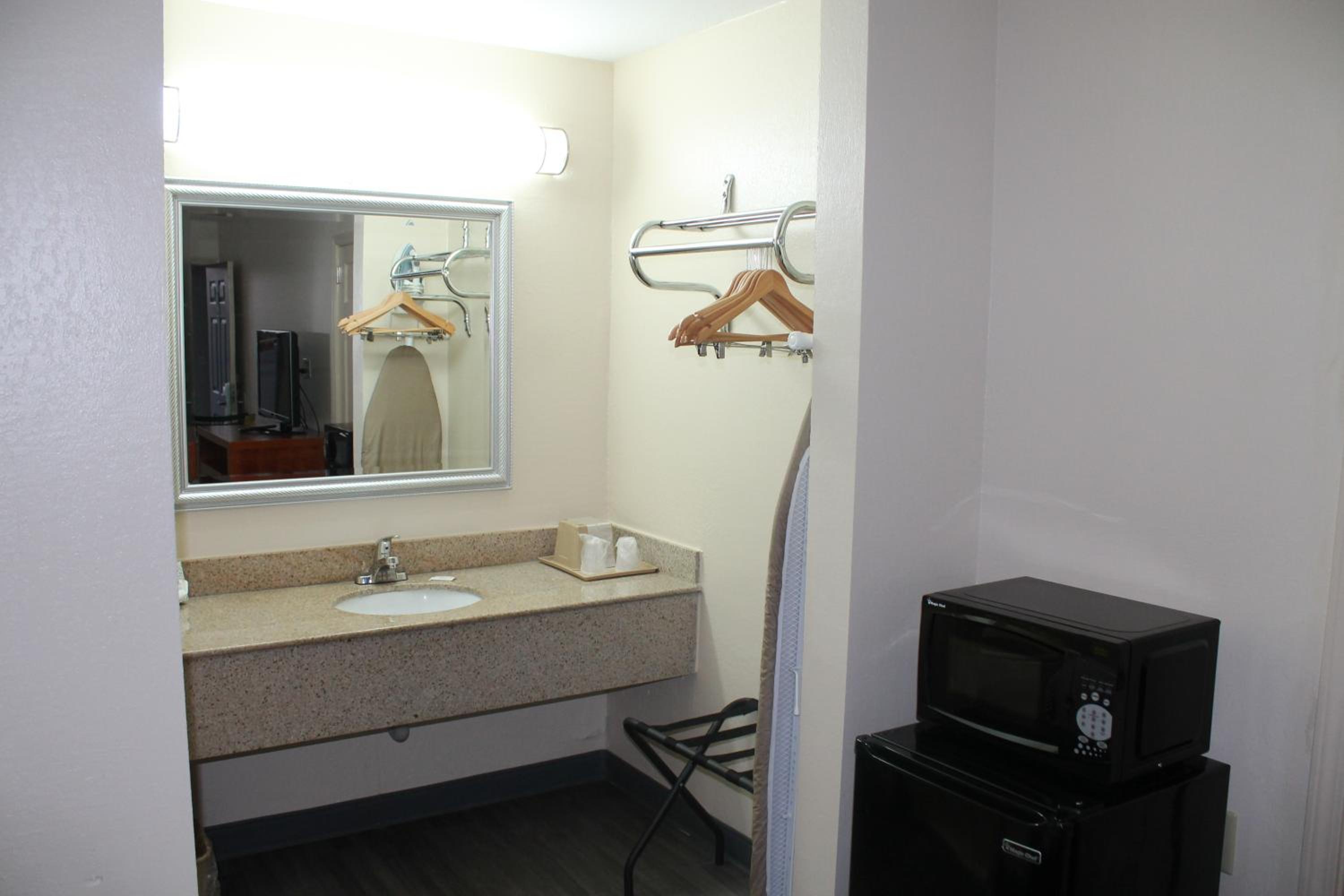 Standard Double Room - Non-Smoking - Photo 3