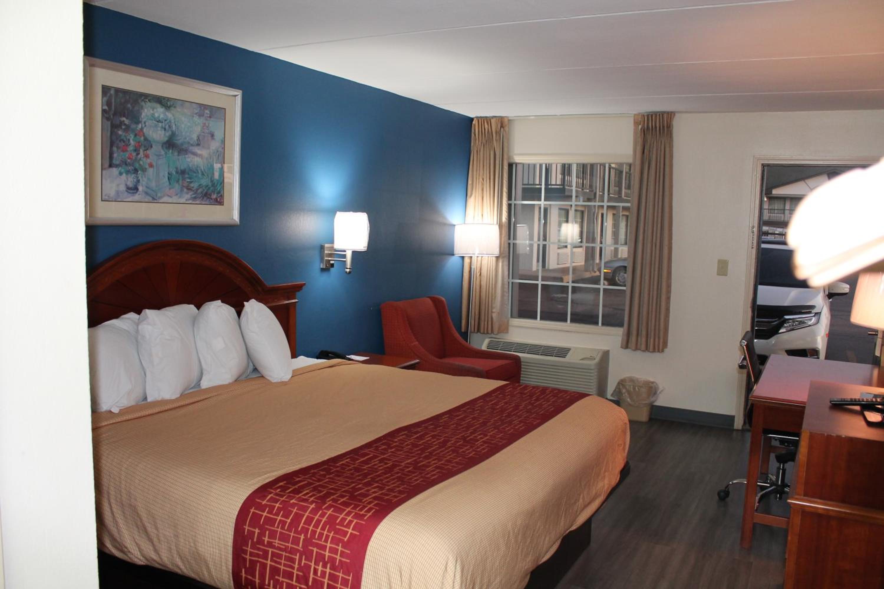 King Room - Non-Smoking - Photo 4
