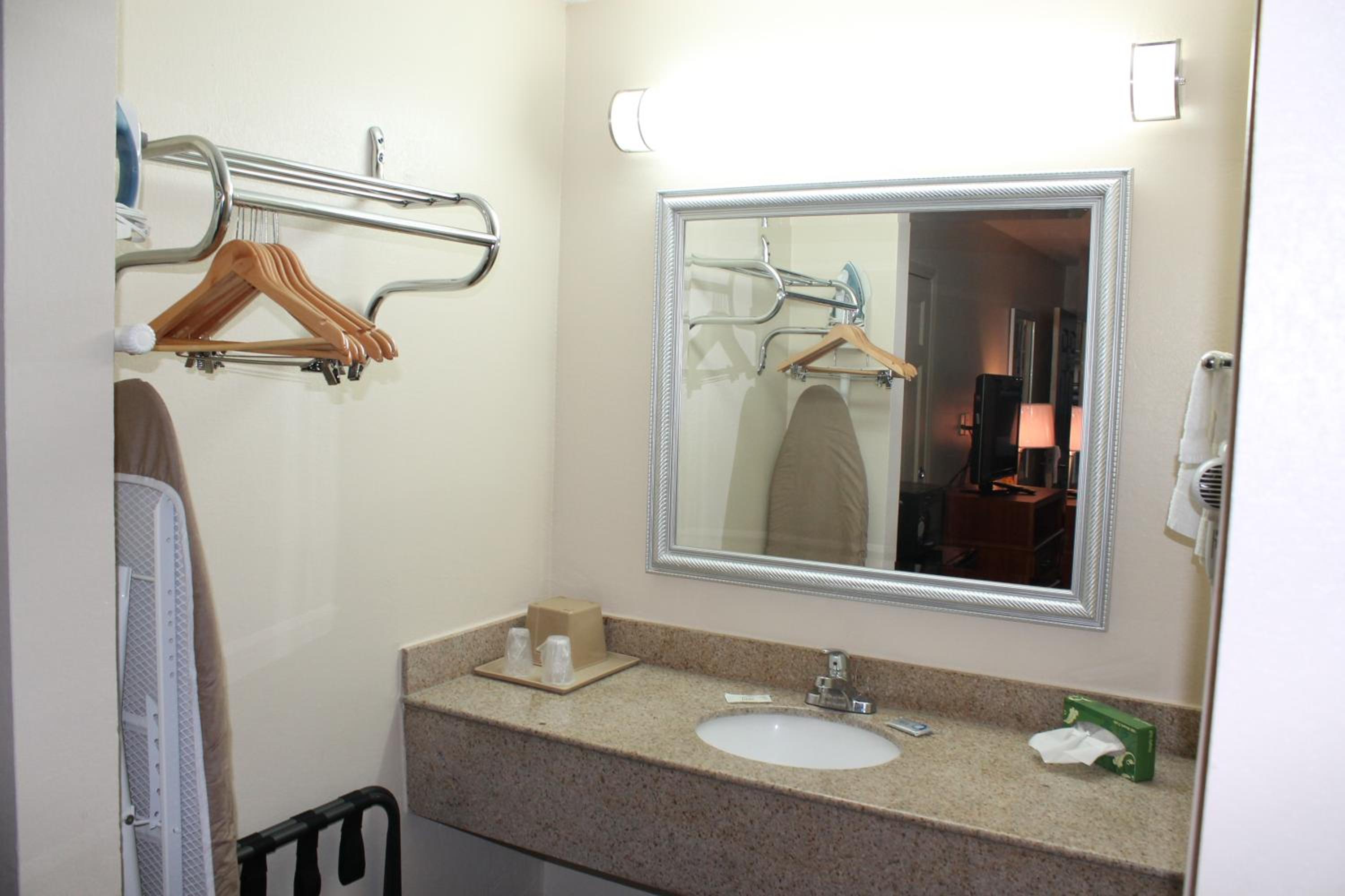 Standard Double Room - Smoking - Photo 4