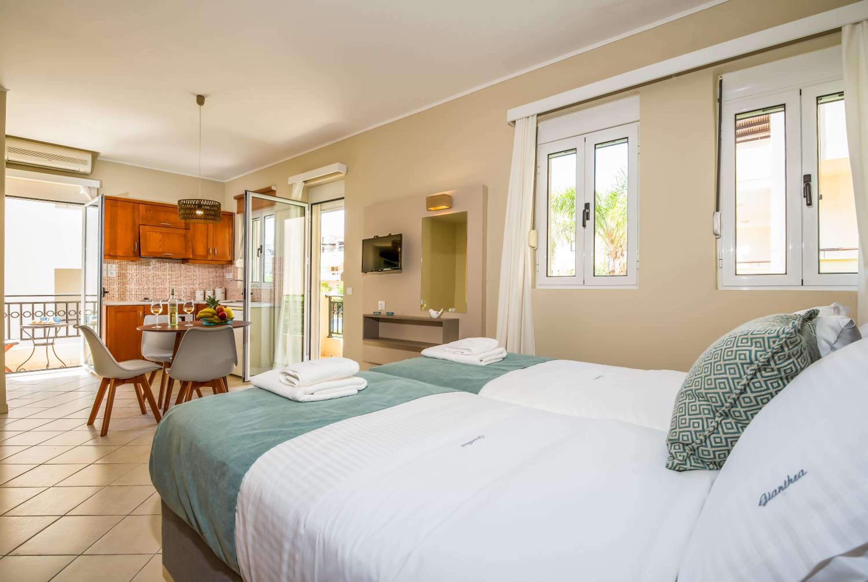 Triple Room with Pool View photo 1