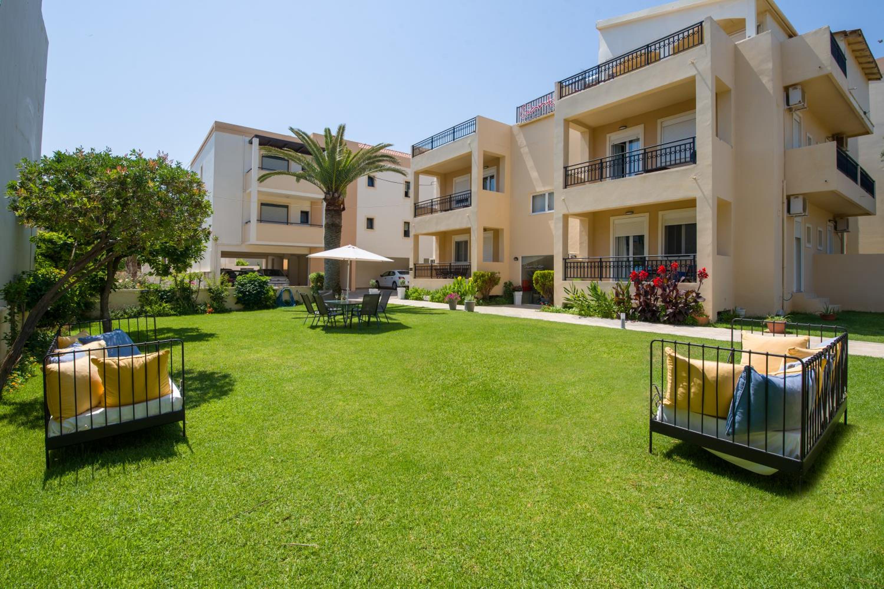 Triple Room with Pool View photo 2