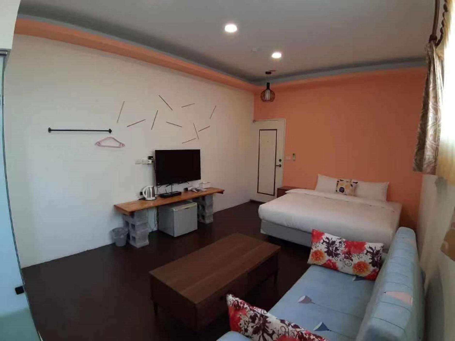 Queen Room photo 2