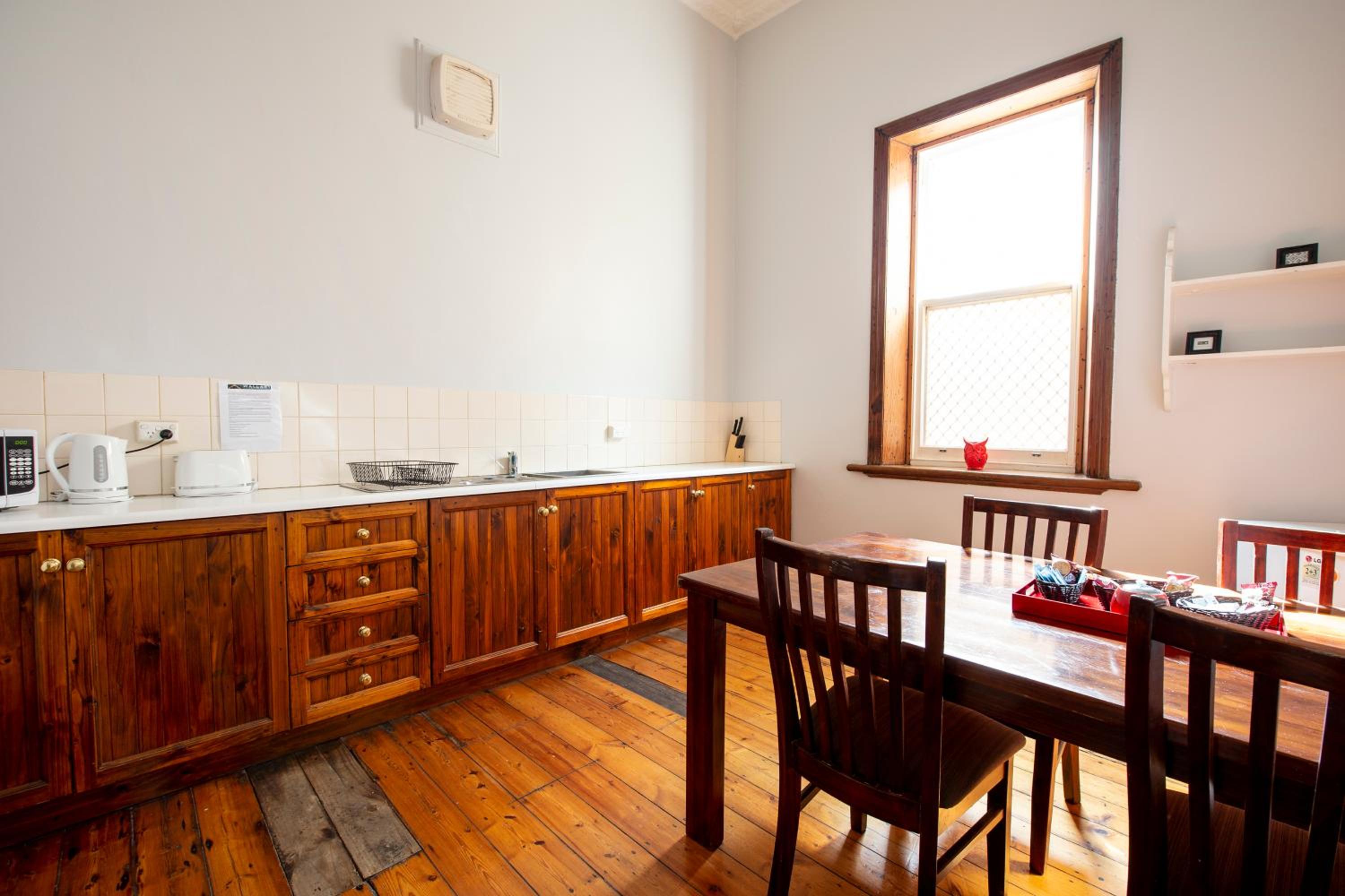 One-Bedroom Apartment - Photo 4