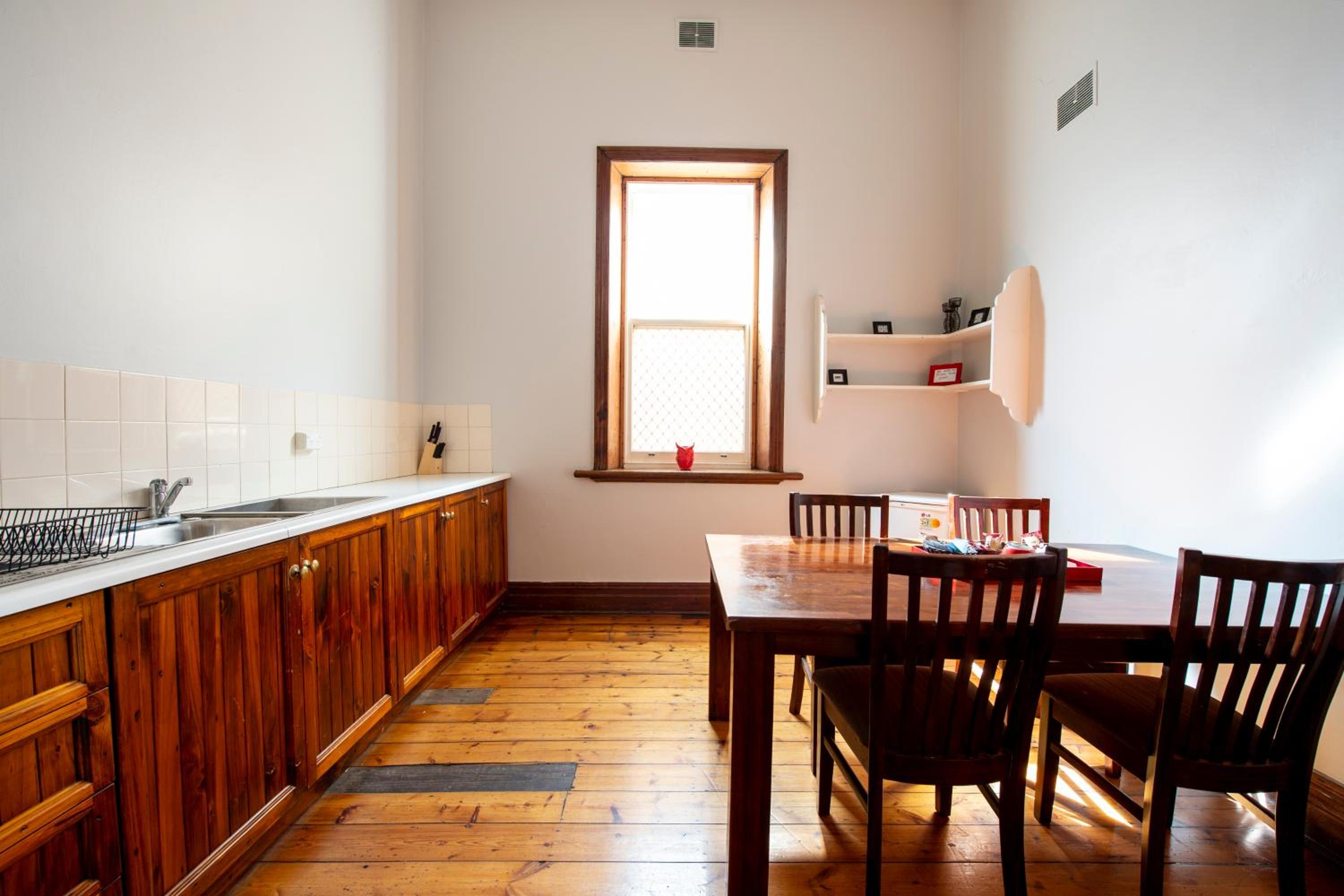One-Bedroom Apartment - Photo 2