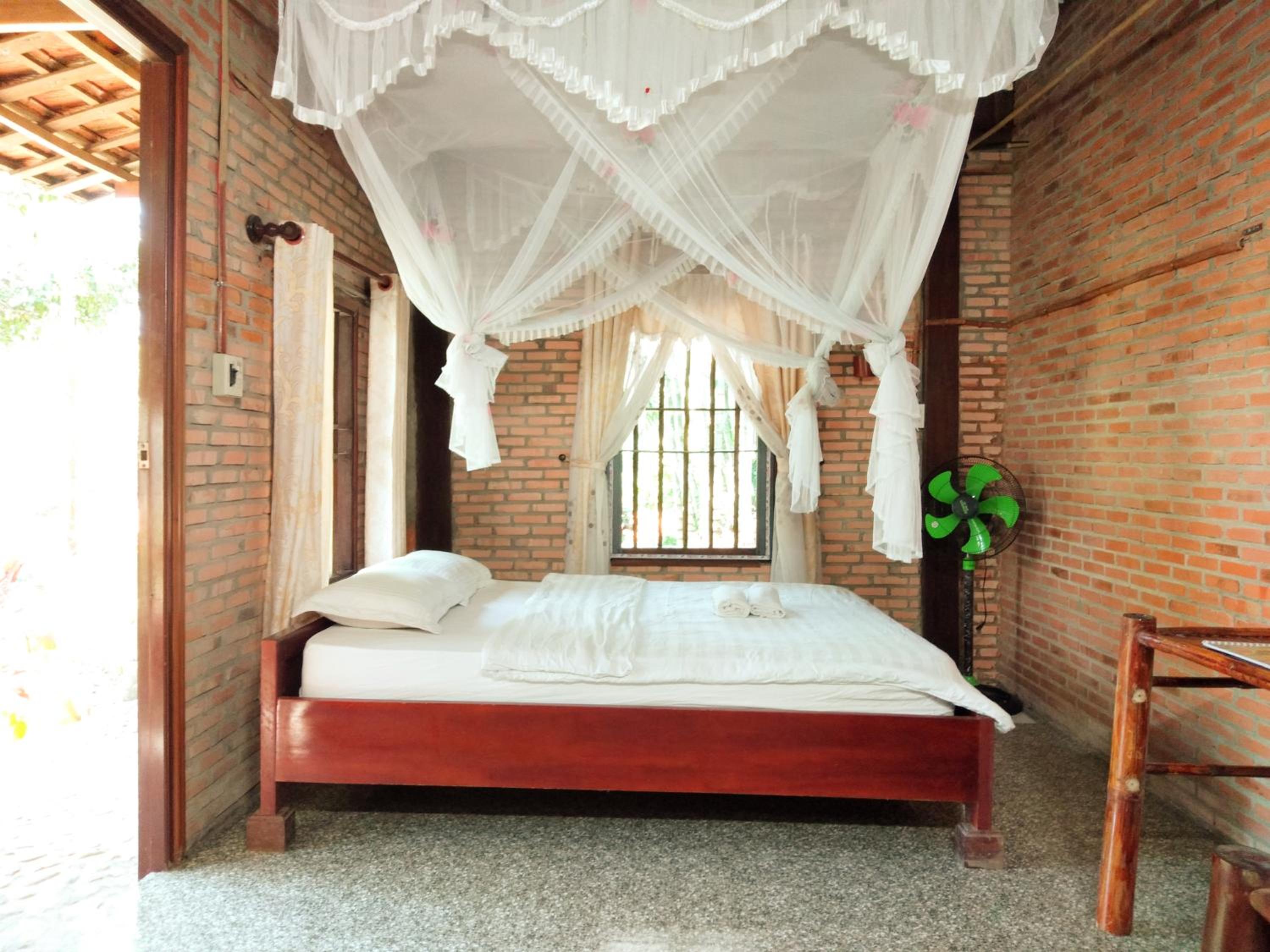 Standard Double Room with River View - Photo 14