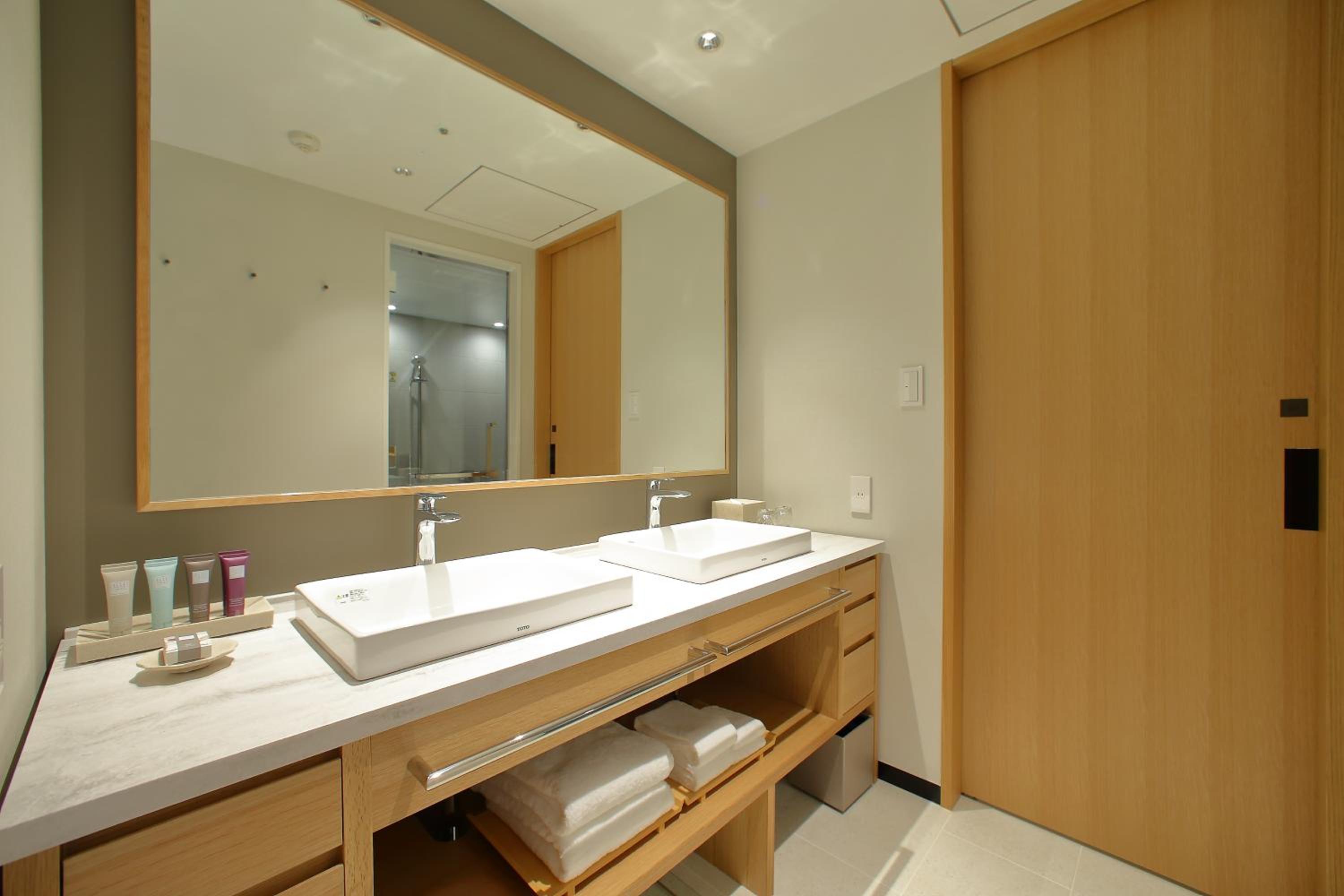 Luxury King Room - Non-Smoking - Photo 10