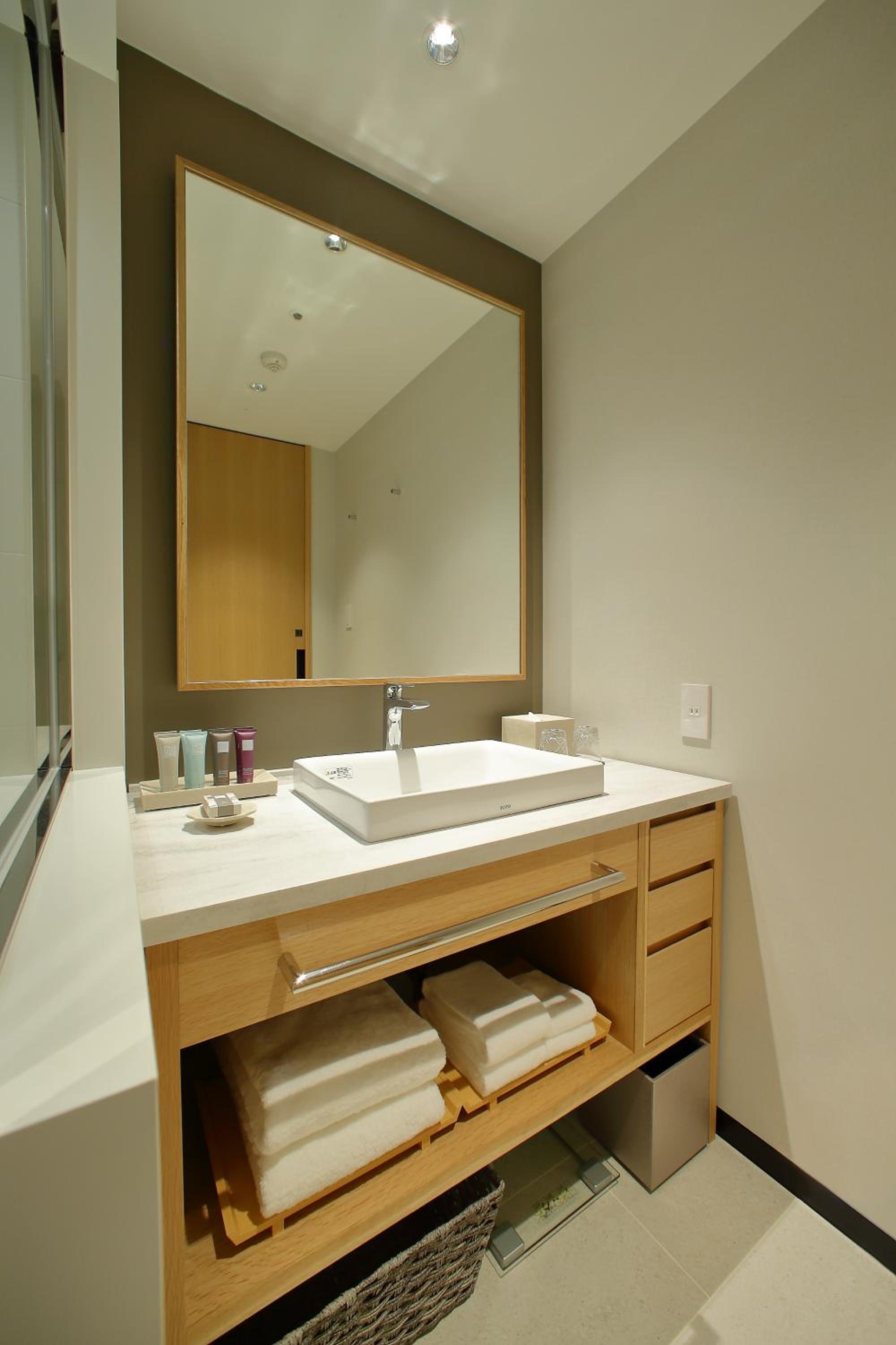 Deluxe King Room - Non-Smoking	 - Photo 10