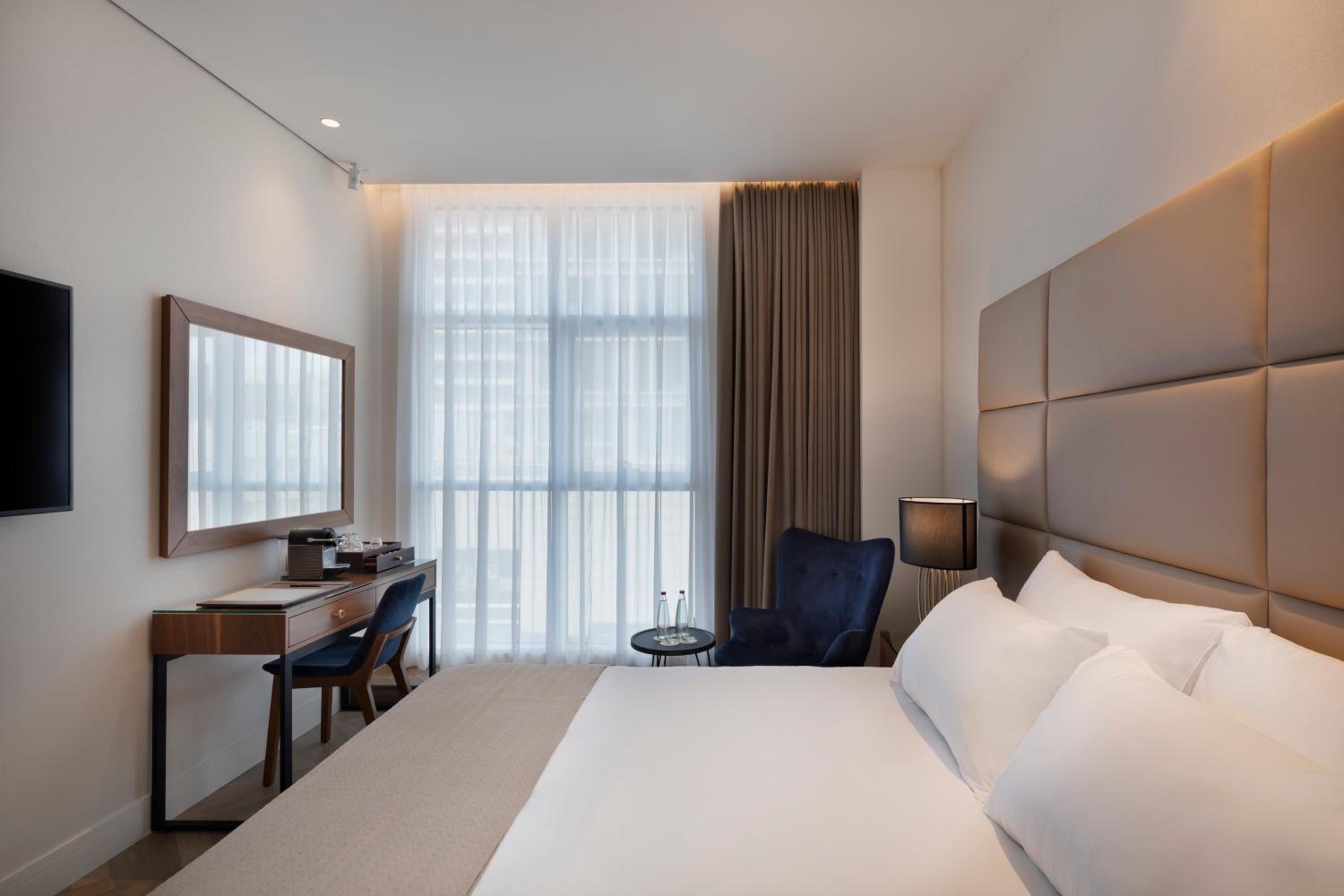Deluxe Double or Twin Room with City View - Photo 4