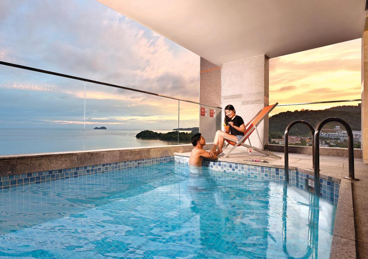 Premium Pool Suite photo 3