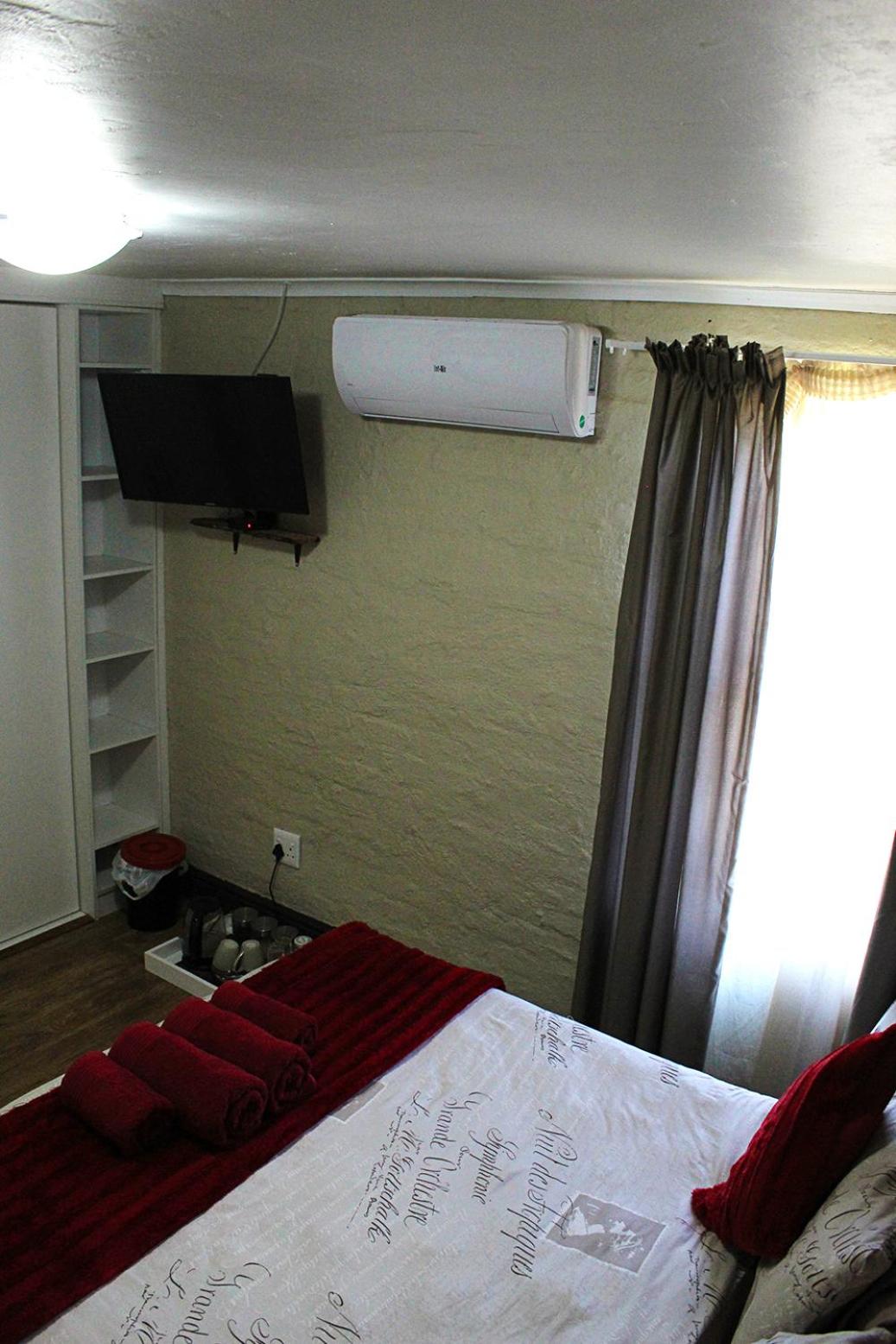 Standard Twin Room with Garden View photo 3