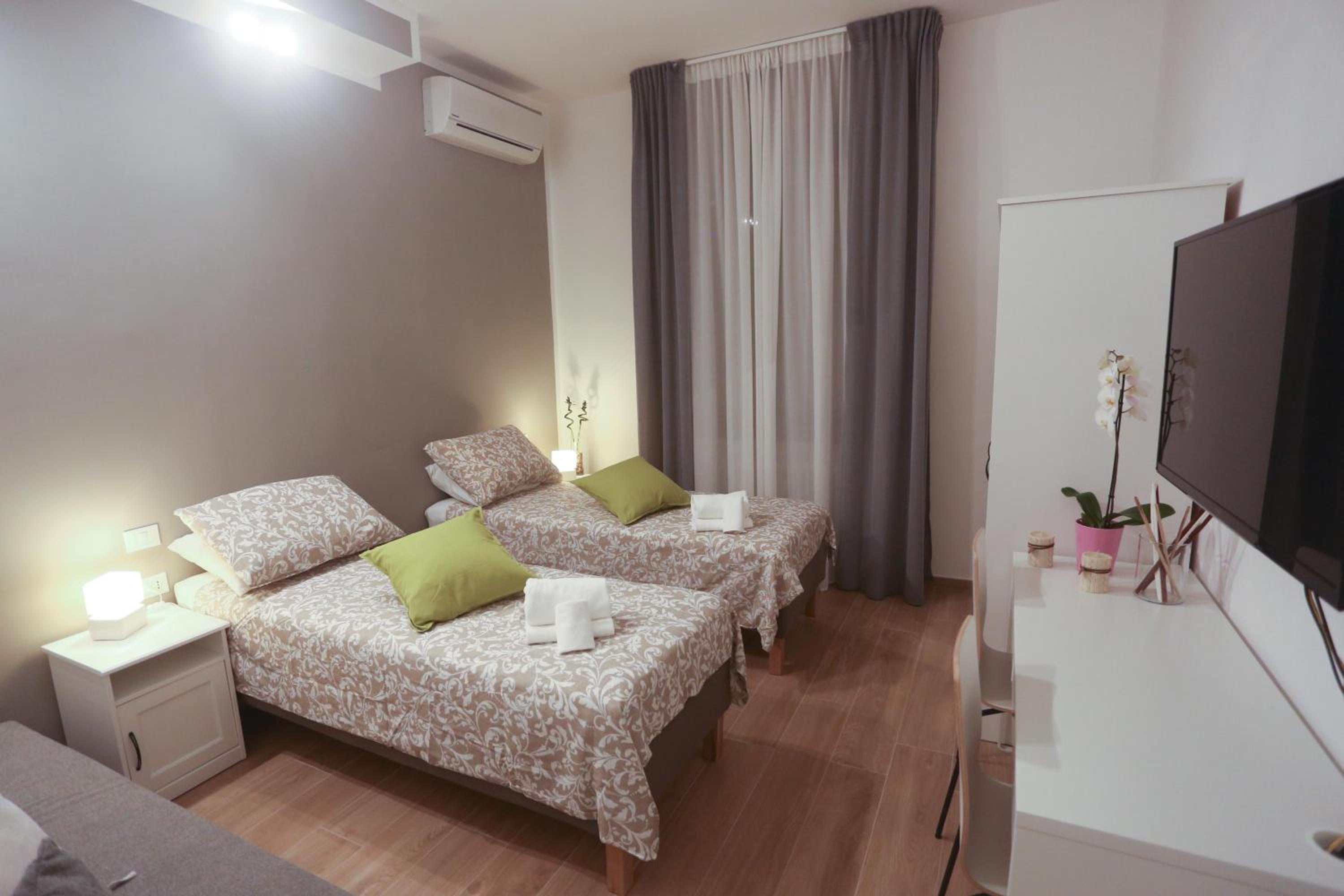Large Double or Twin Room with Private Bathroom