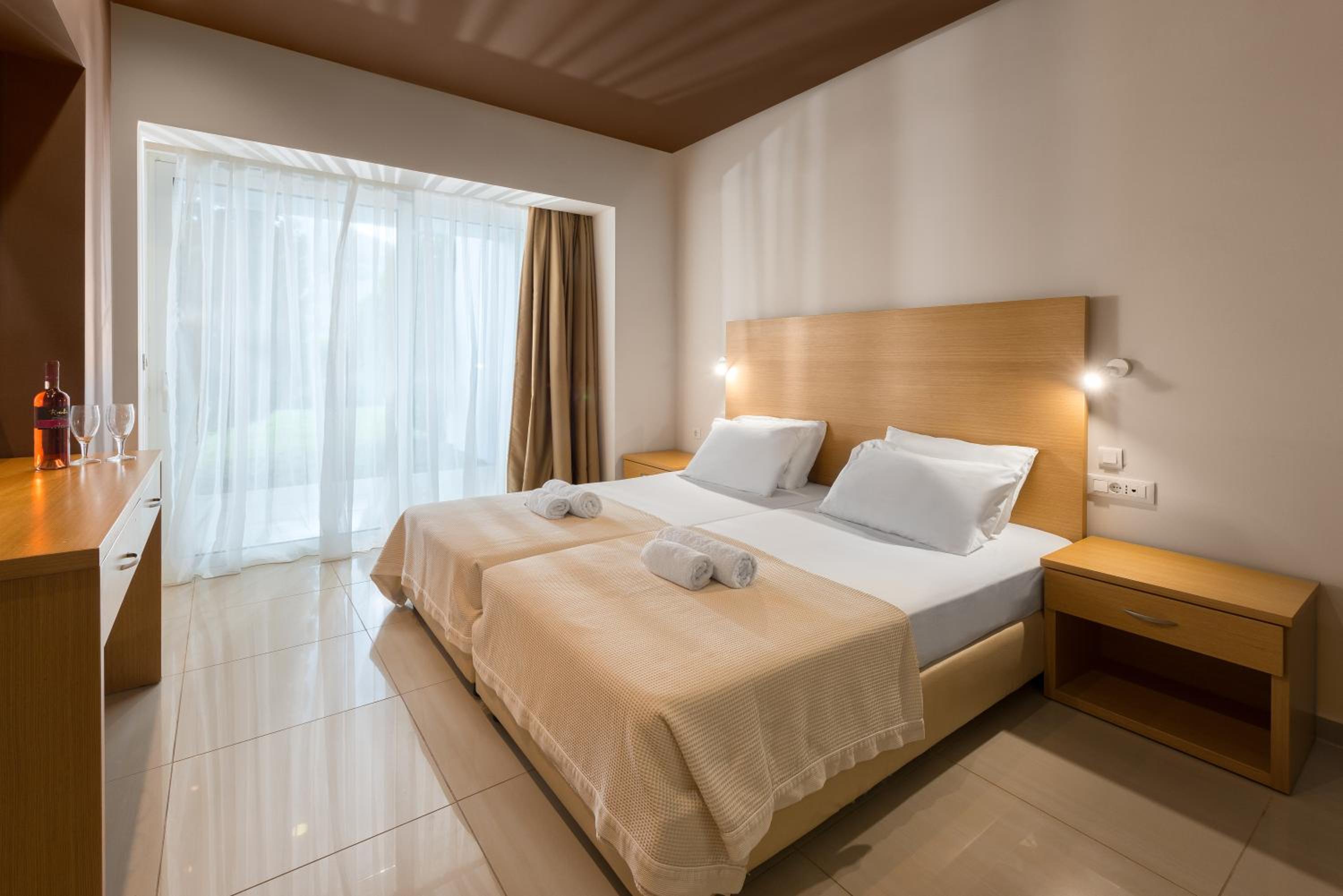 Double or Twin Room with Balcony - Photo 2