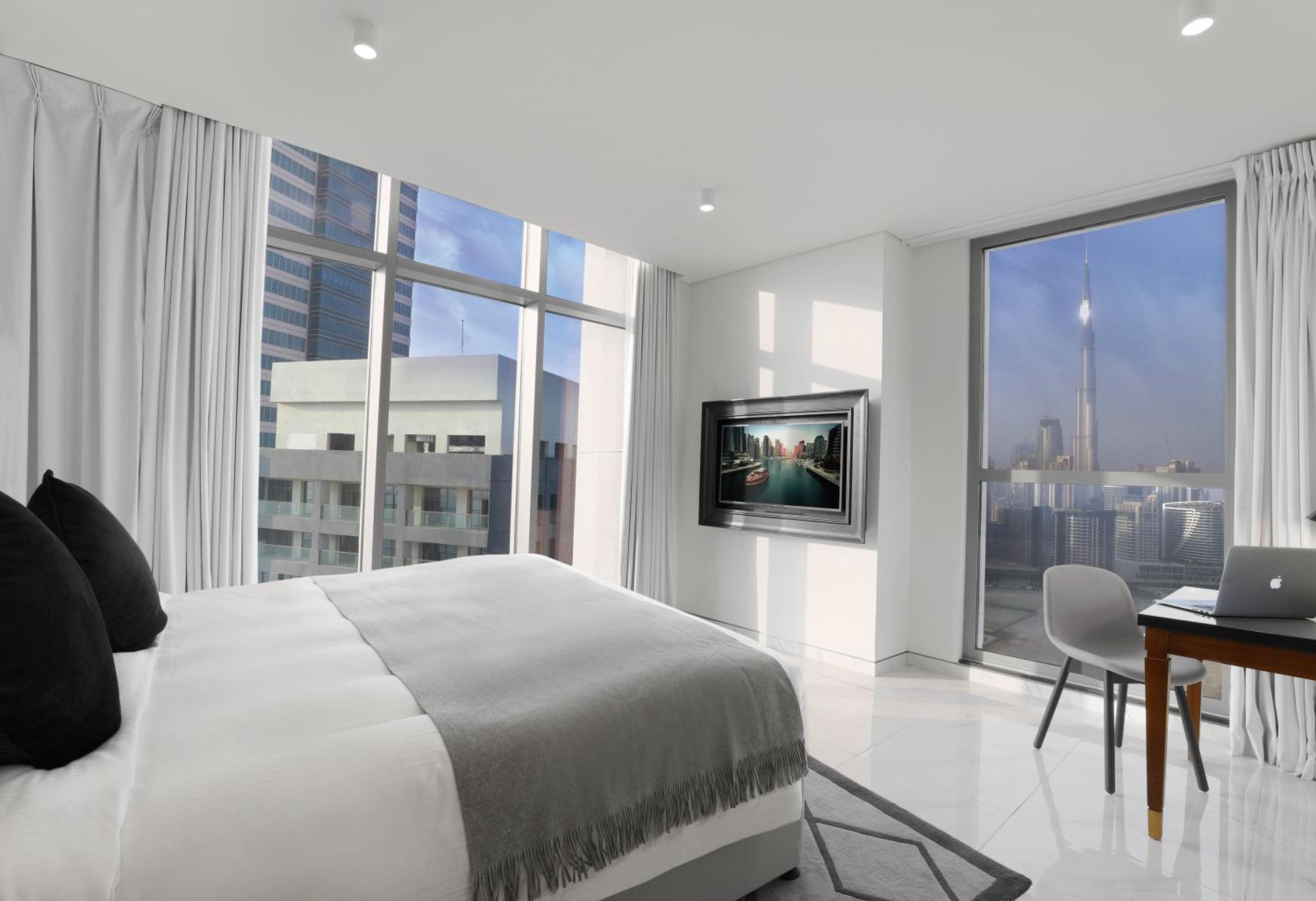 Premium Three-Bedroom Apartment - Burj Khalifa Partial View with Free Beach and Mall Shuttle