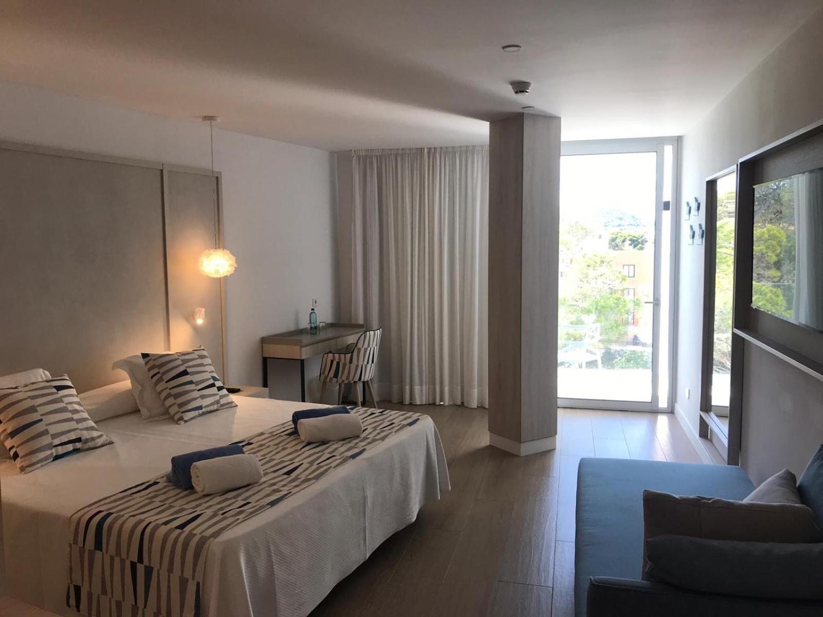 Superior Double Room thumbnail 6