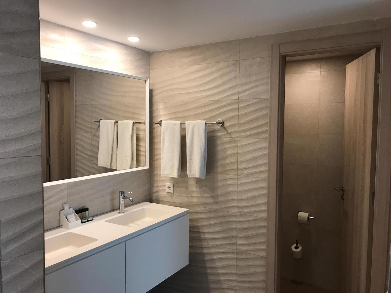 Superior Double Room thumbnail 6