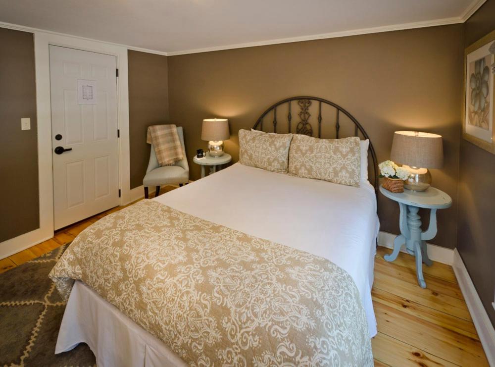 Queen Room photo 1