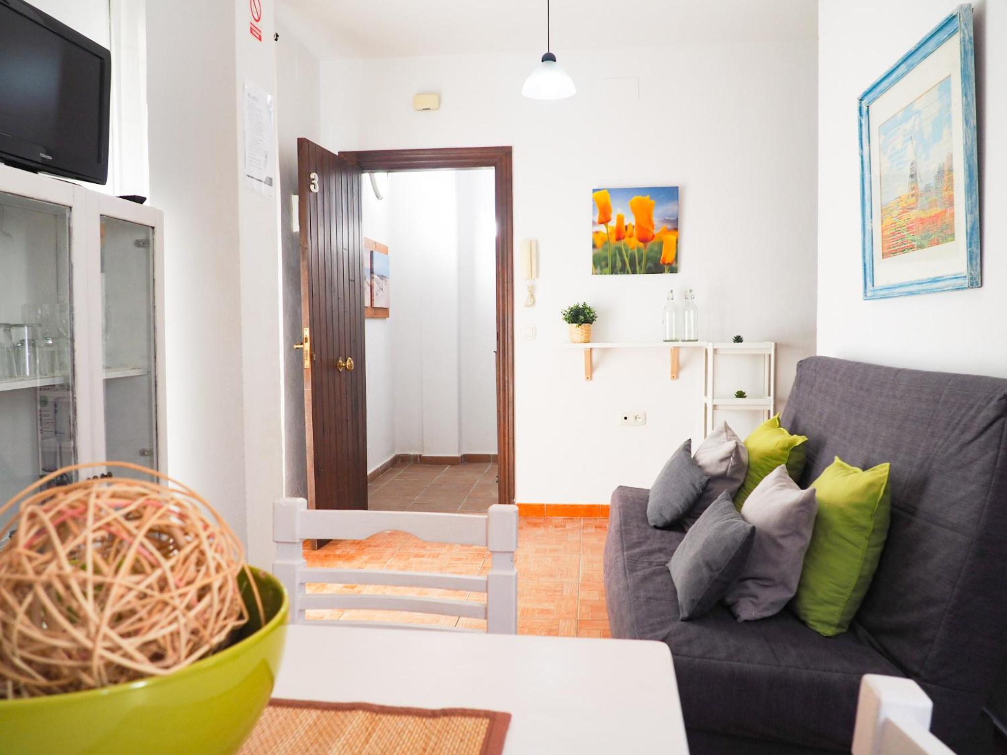 Apartamento de una habitación con balcón y vistas parciales al mar.