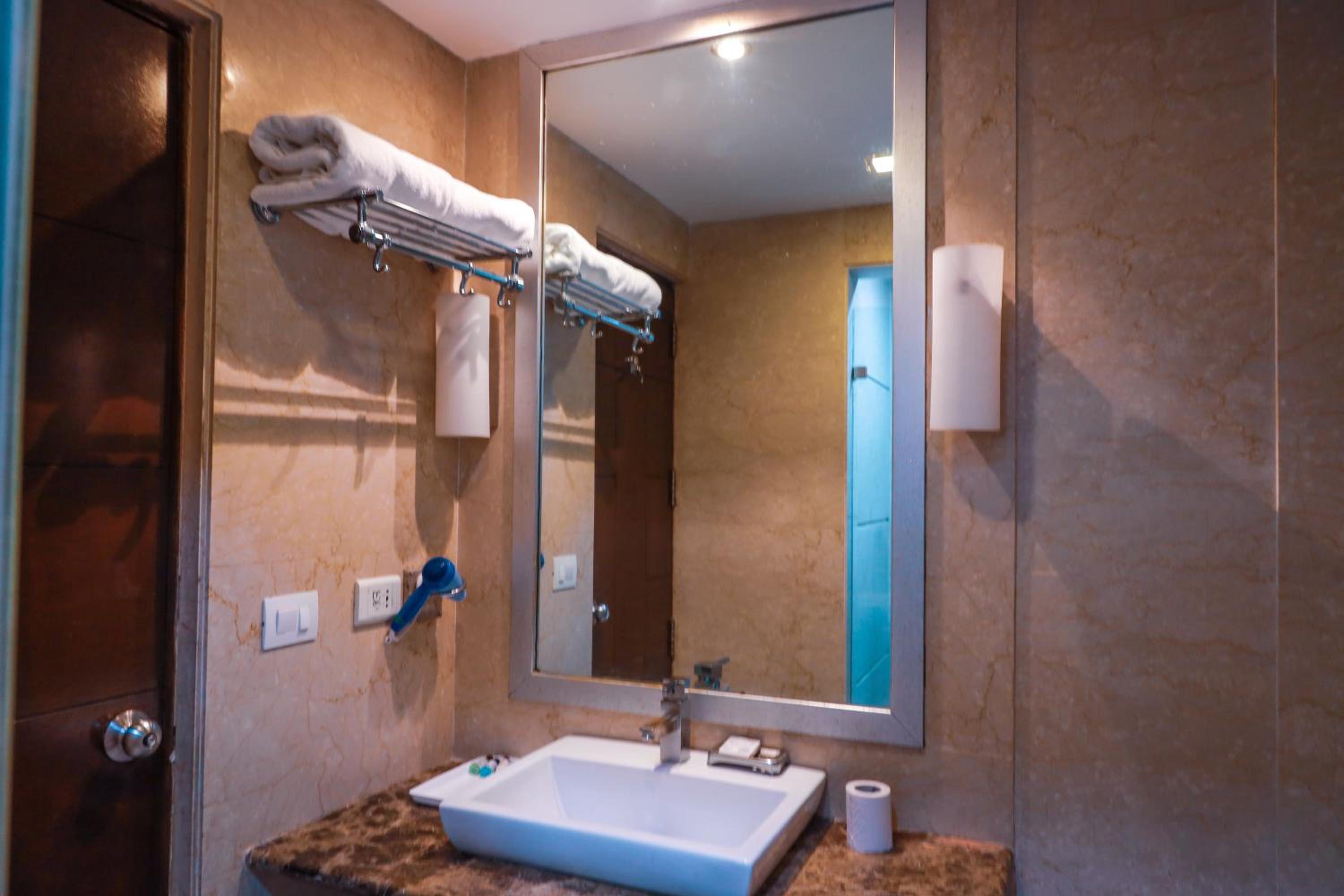 Deluxe Double Room - Photo 7