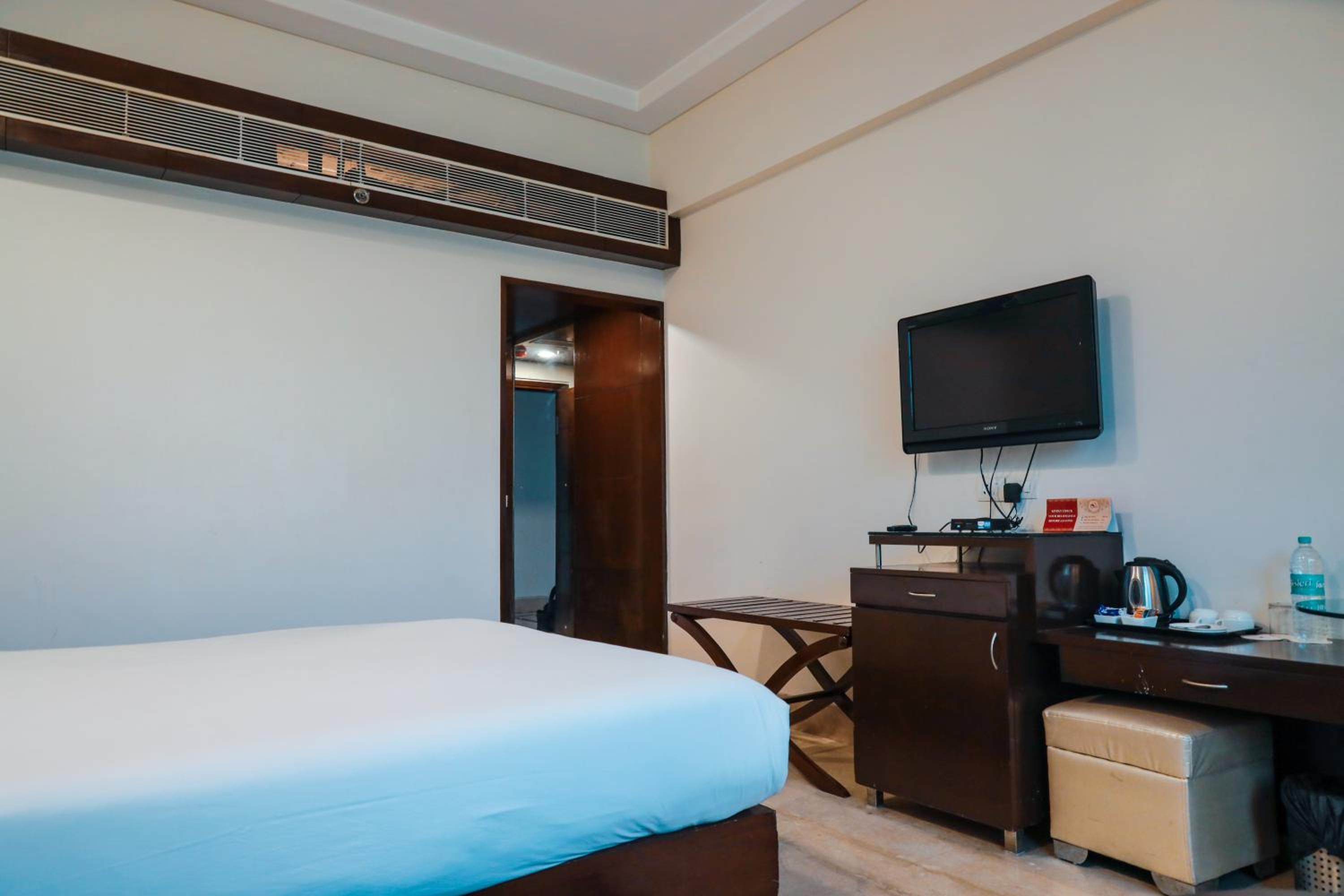 Deluxe Double Room - Photo 11