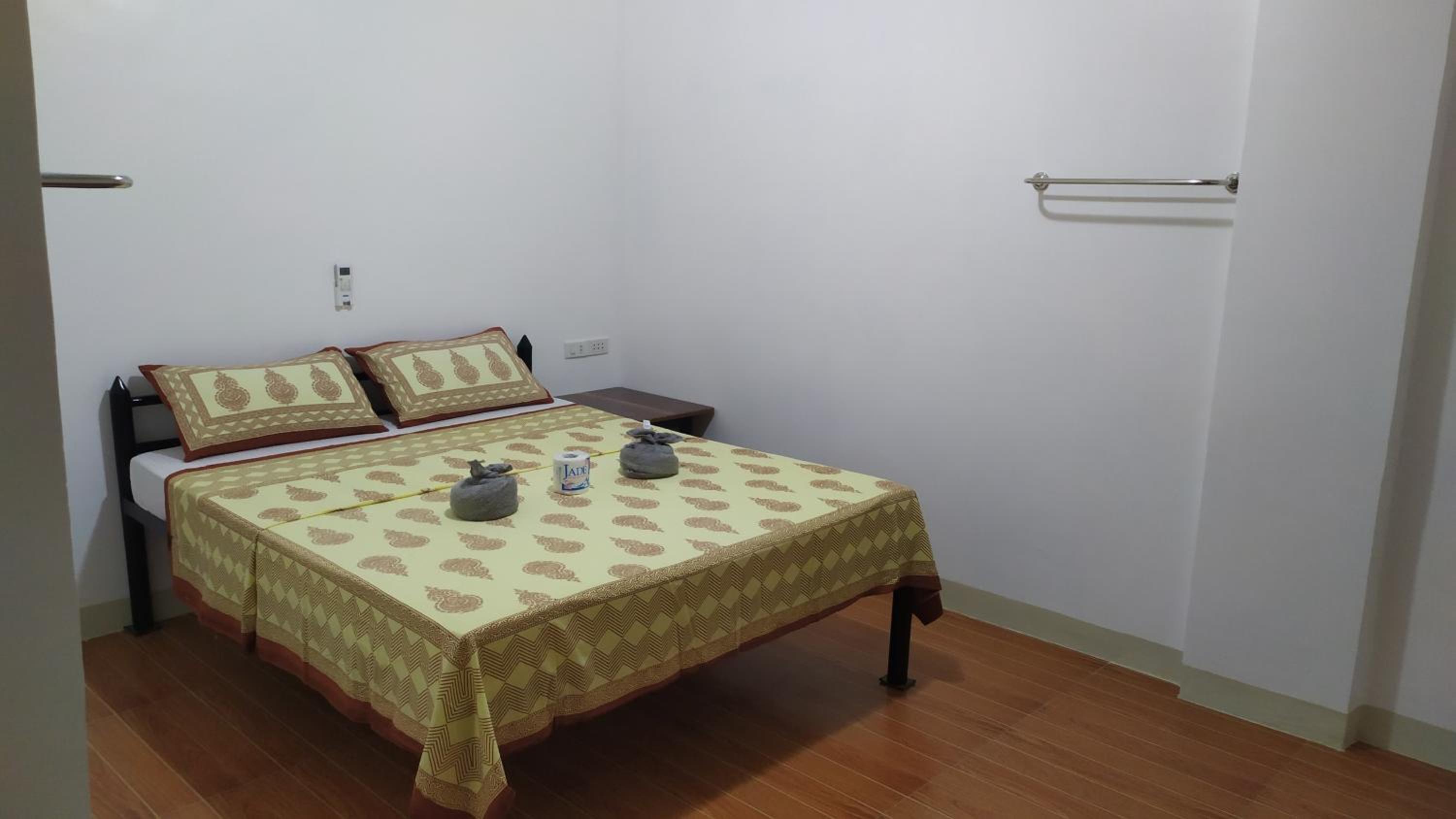 Standard Queen Room - Photo 8
