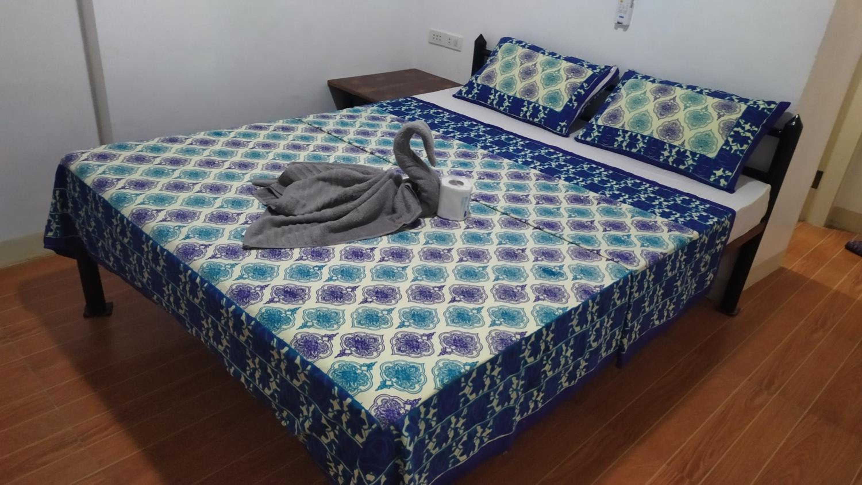 Standard Queen Room - Photo 11