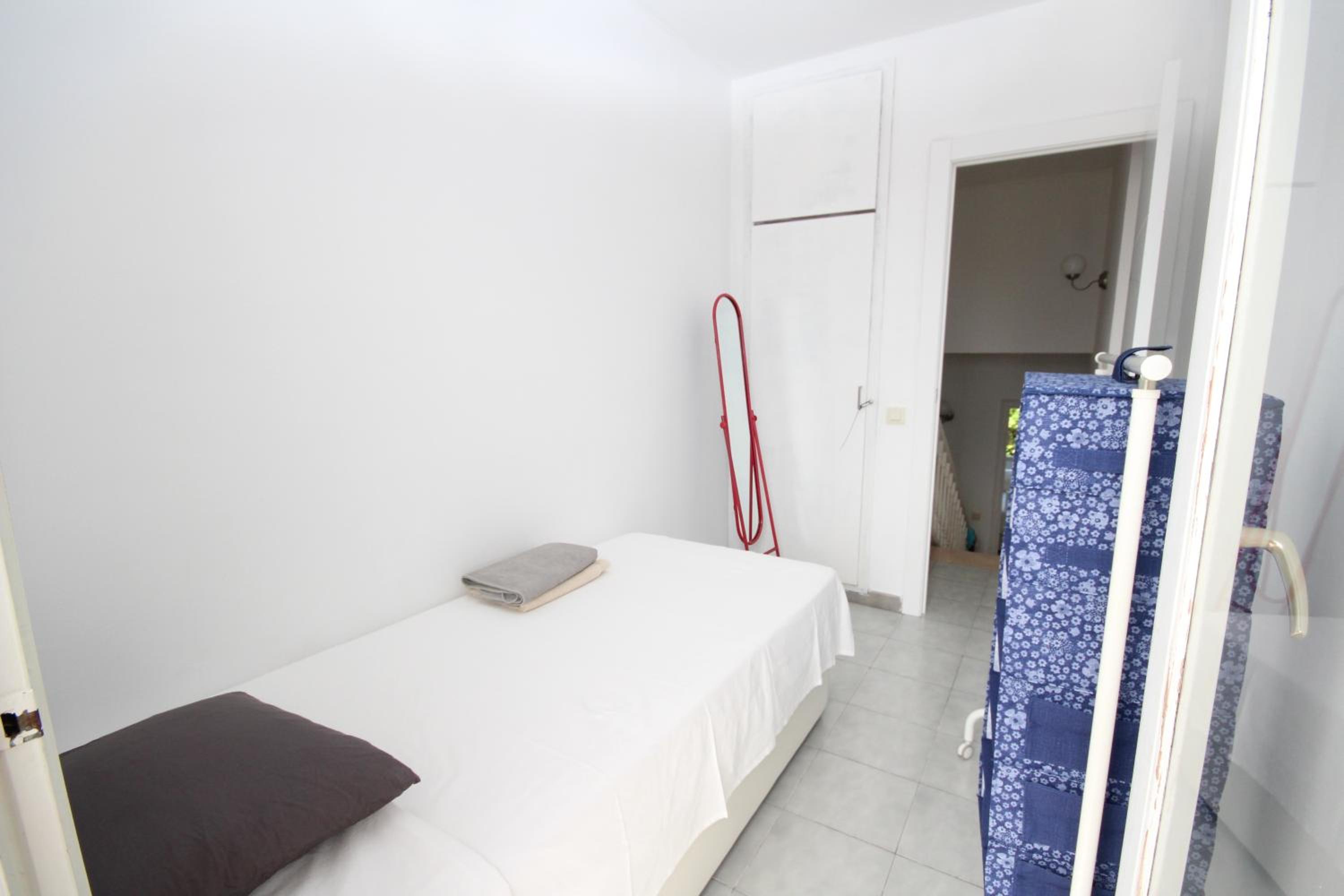 Five-Bedroom House photo 2