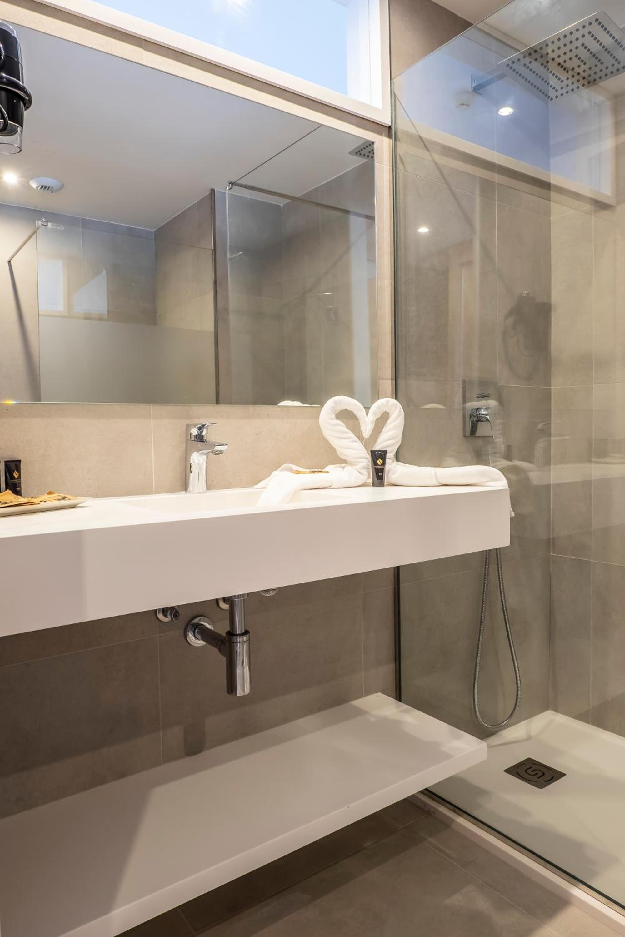 Standard Double or Twin Room - Photo 7