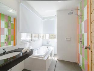 Deluxe Double Room with Pool View - Photo 5