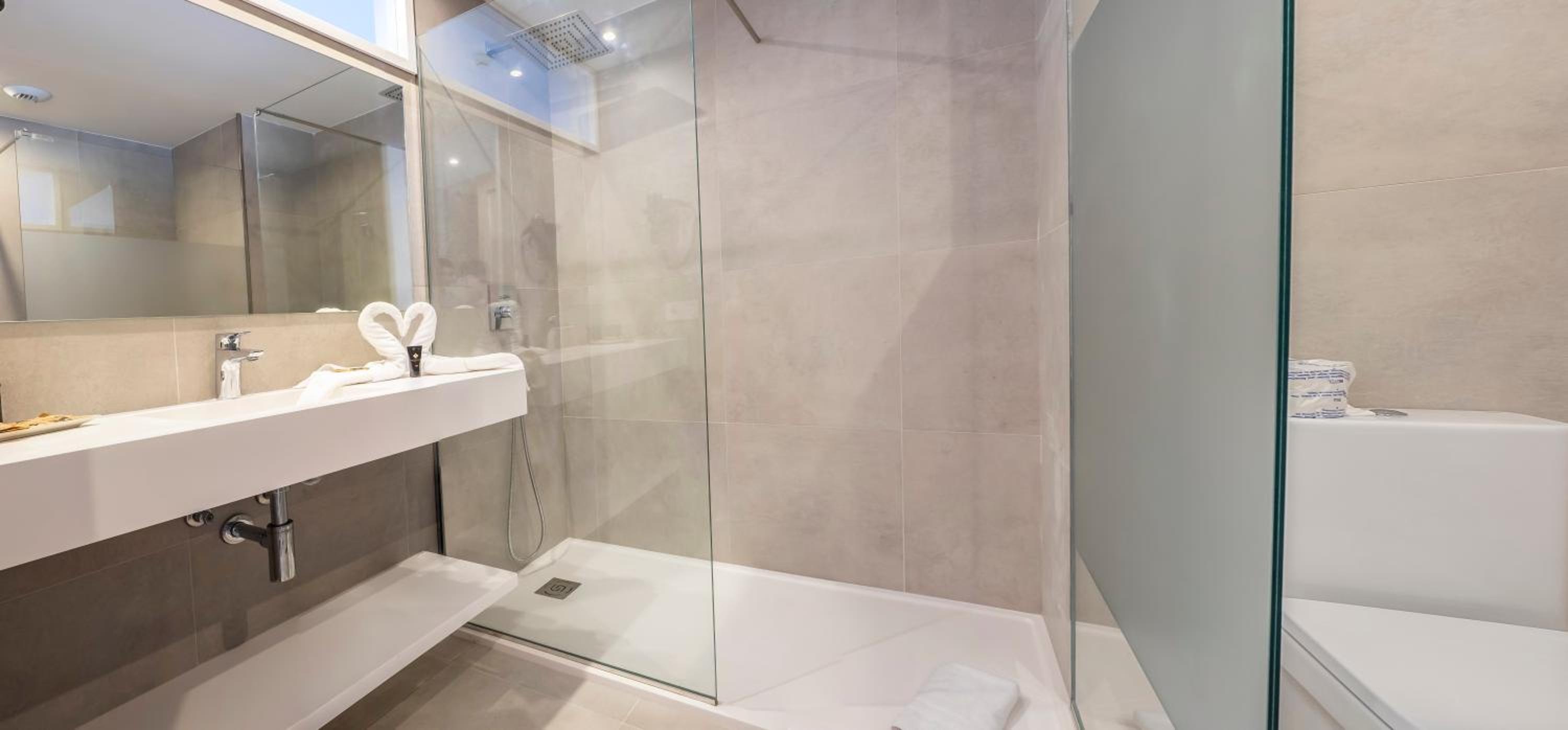 Standard Double or Twin Room - Photo 6