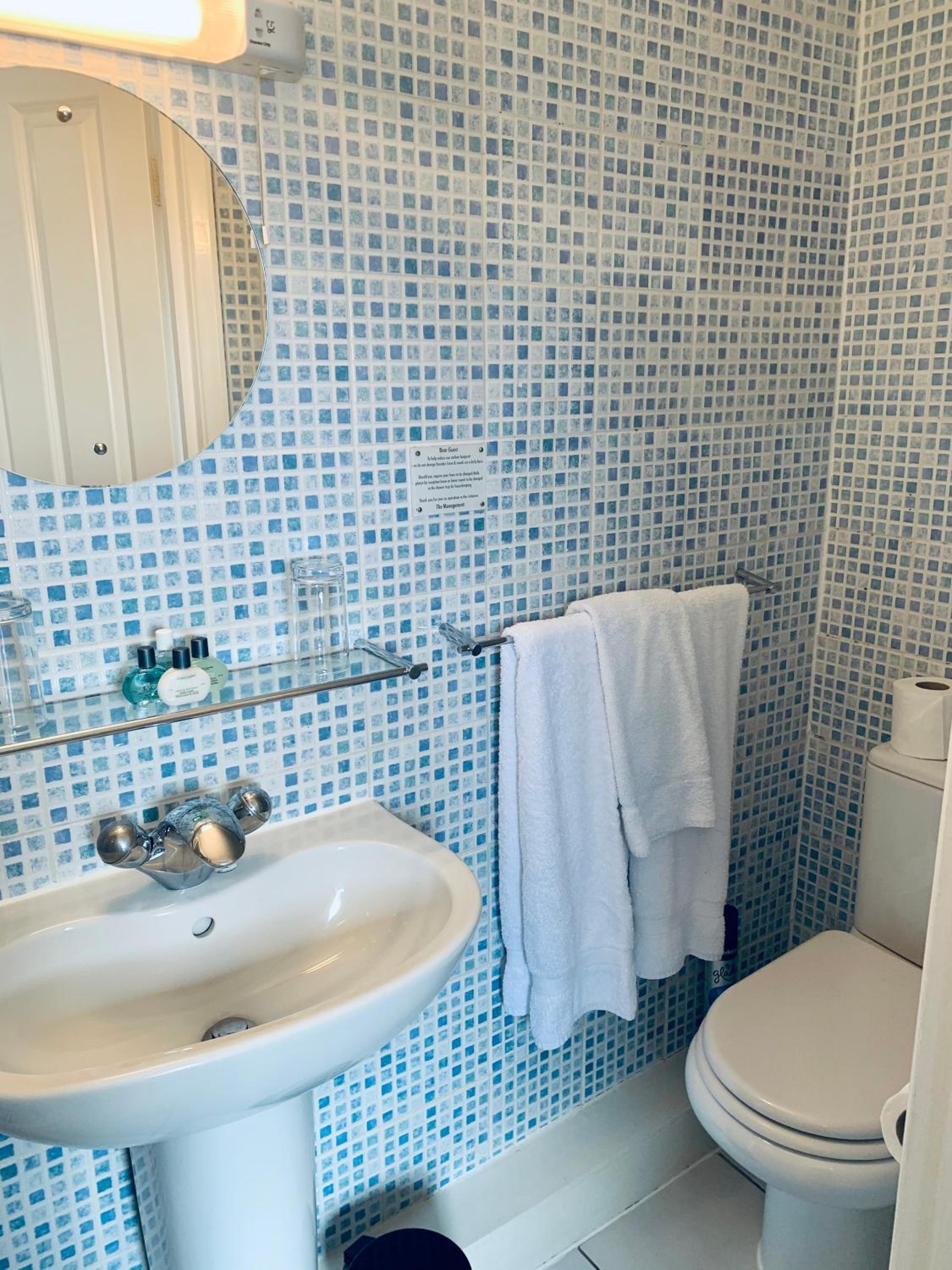 Budget Double Room - Photo 7