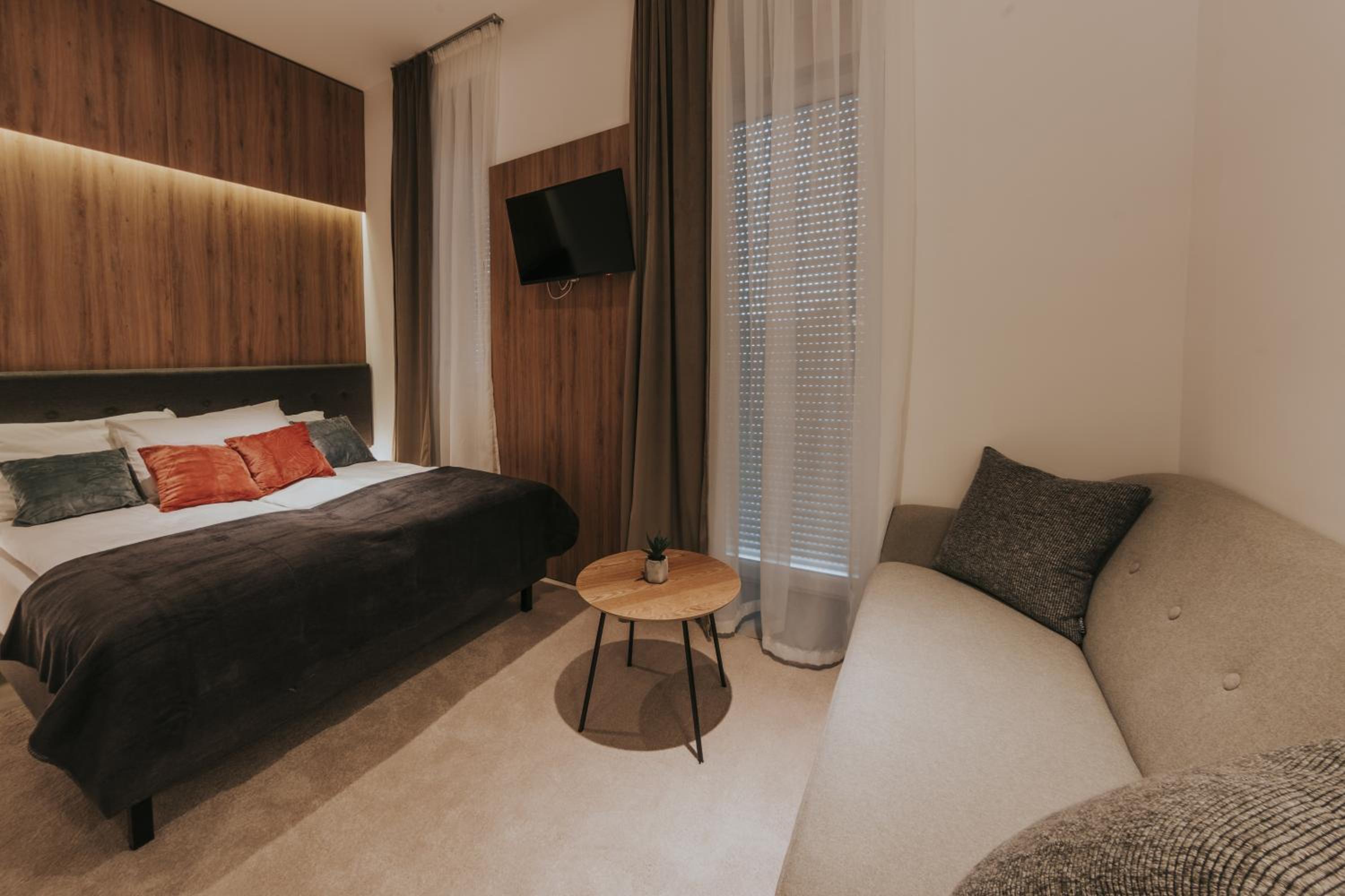 Studio Apartment - Photo 1