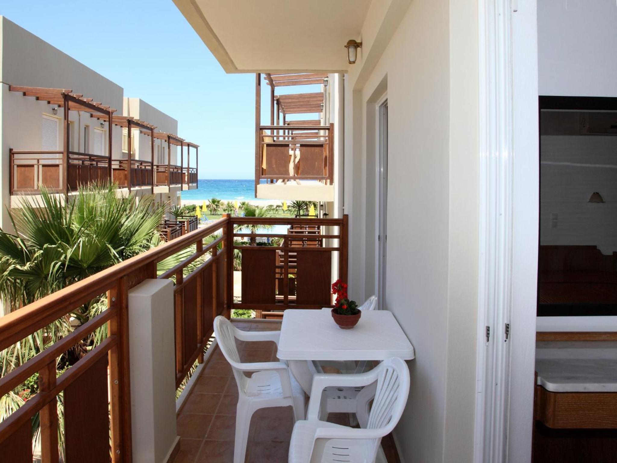 One-Bedroom Apartment with Side Sea View - Photo 11