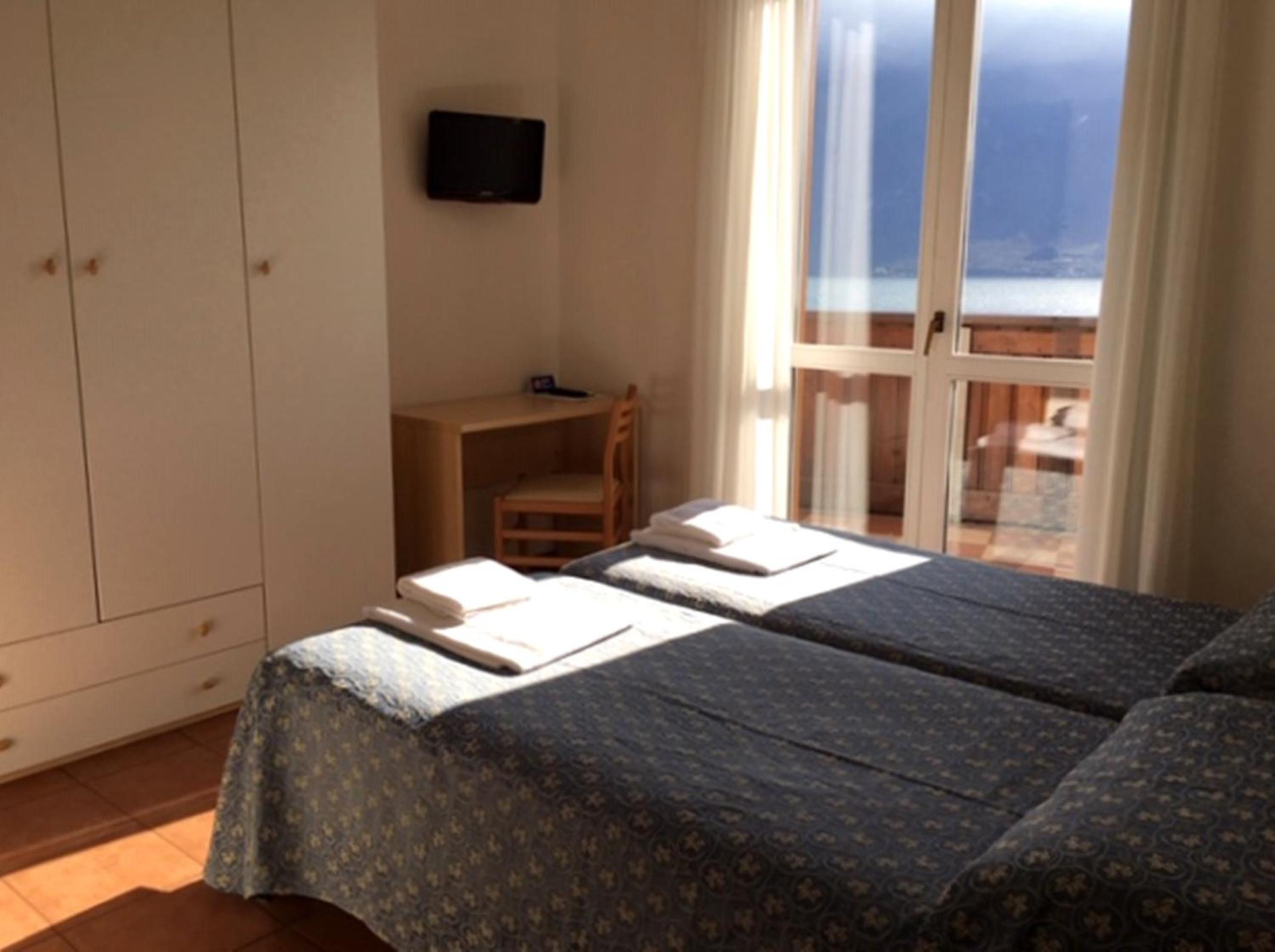 Twin Room with Private Bathroom photo 1