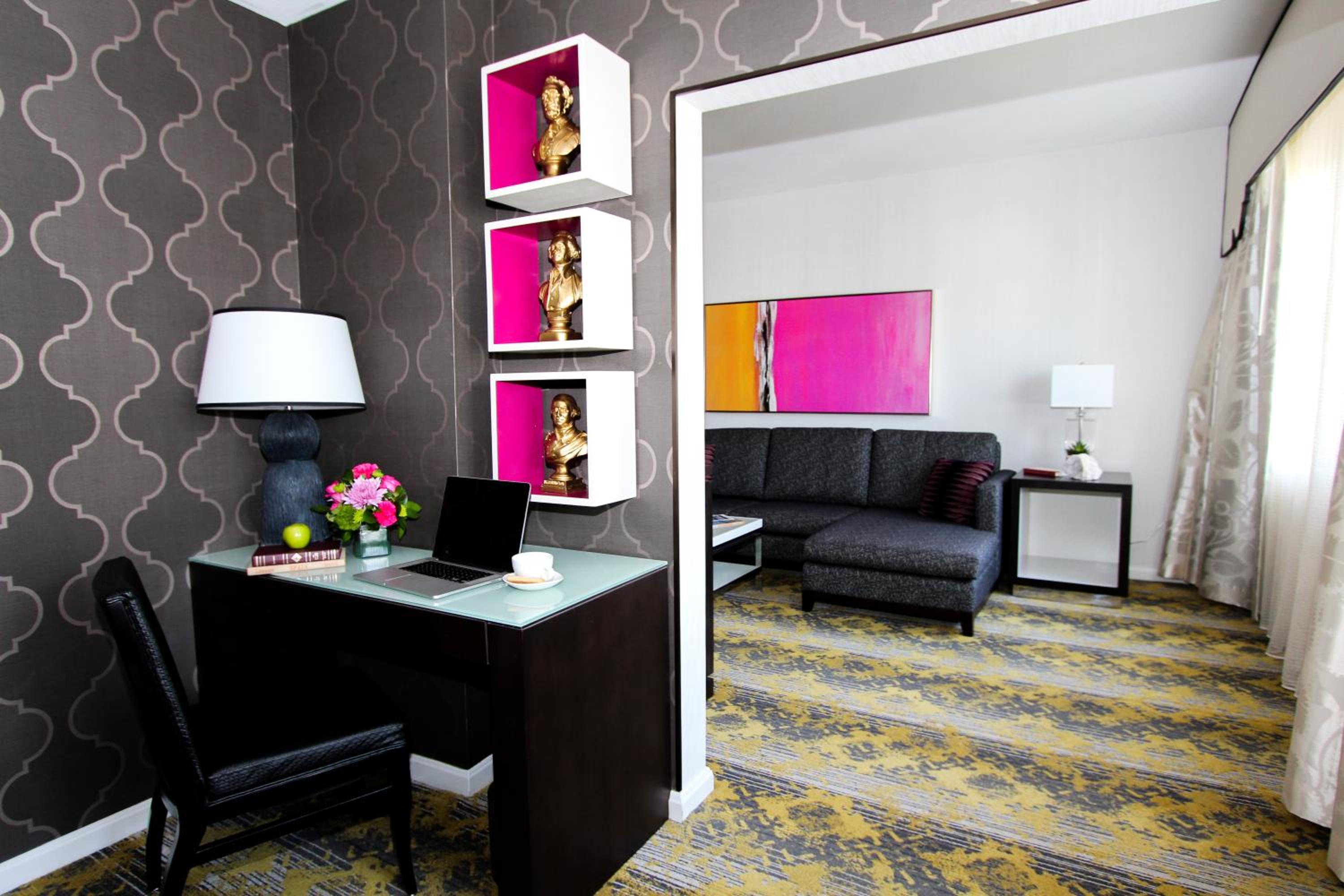 Deluxe King Suite - Photo 3