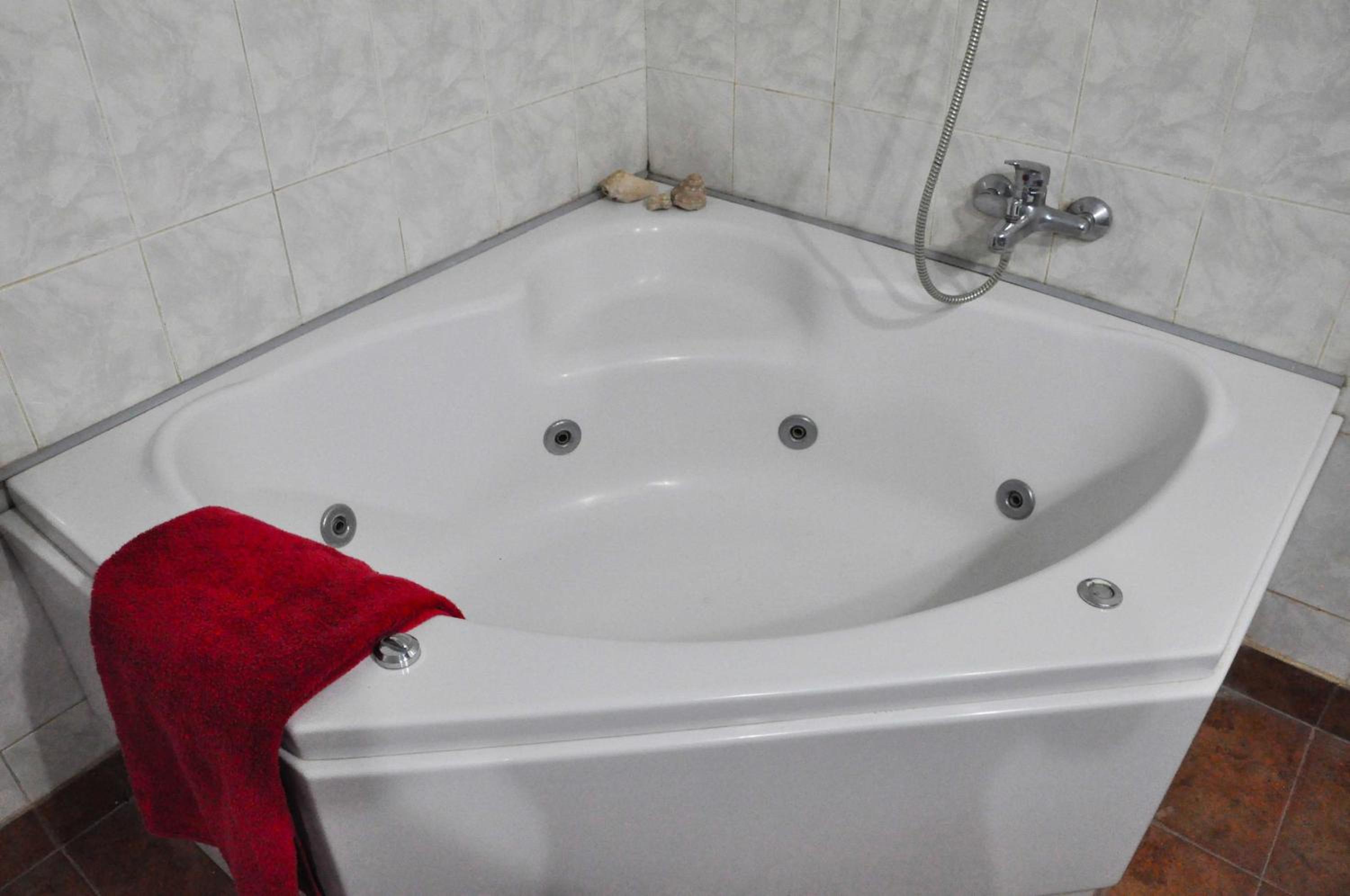 Deluxe Double Room with Private Bathroom With Garden View - Photo 17